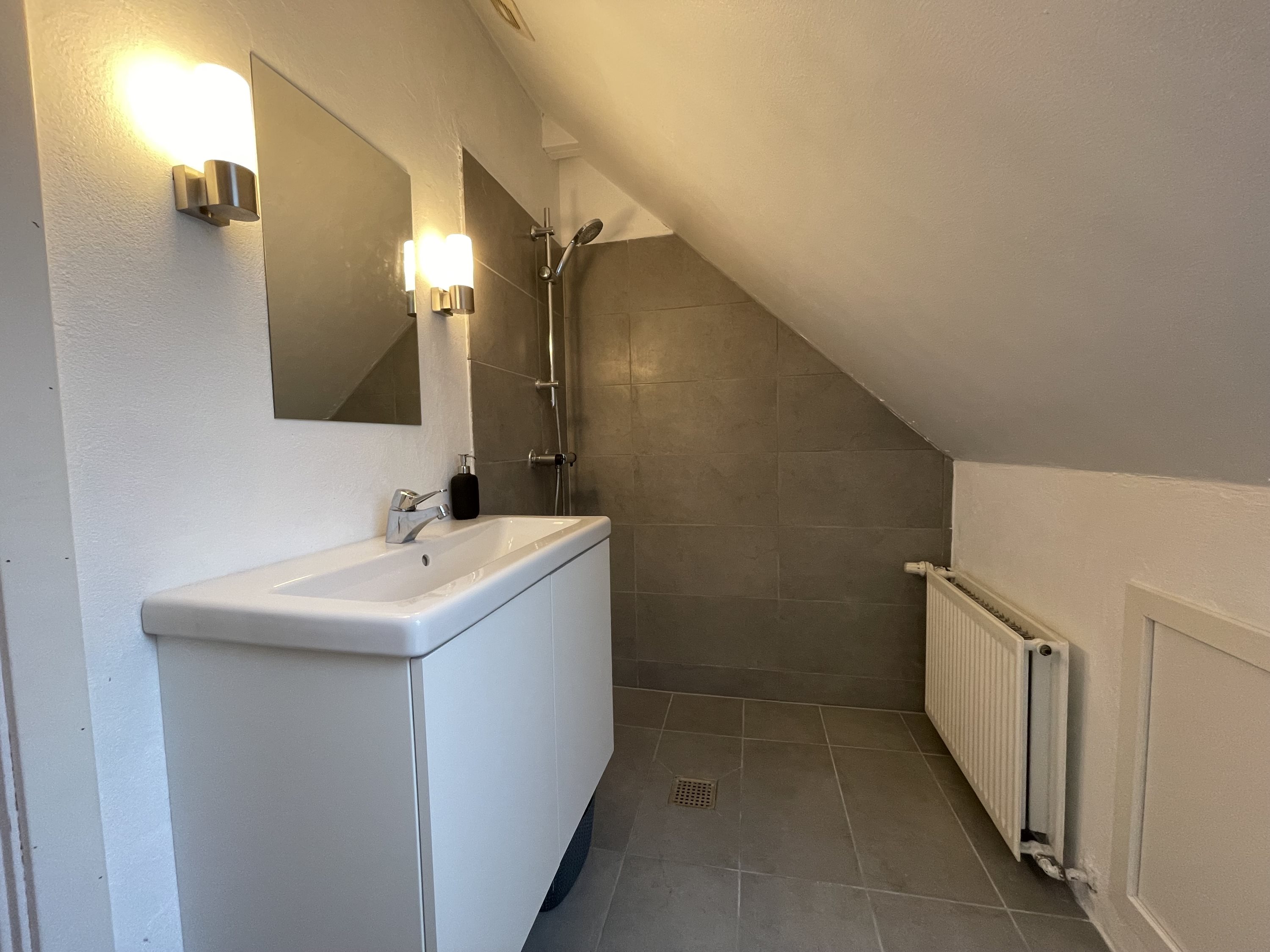 Fremhævet badeværelse billede i fuldskærmstilstand. Billede af Gudumvej 66, 9260 Gistrup