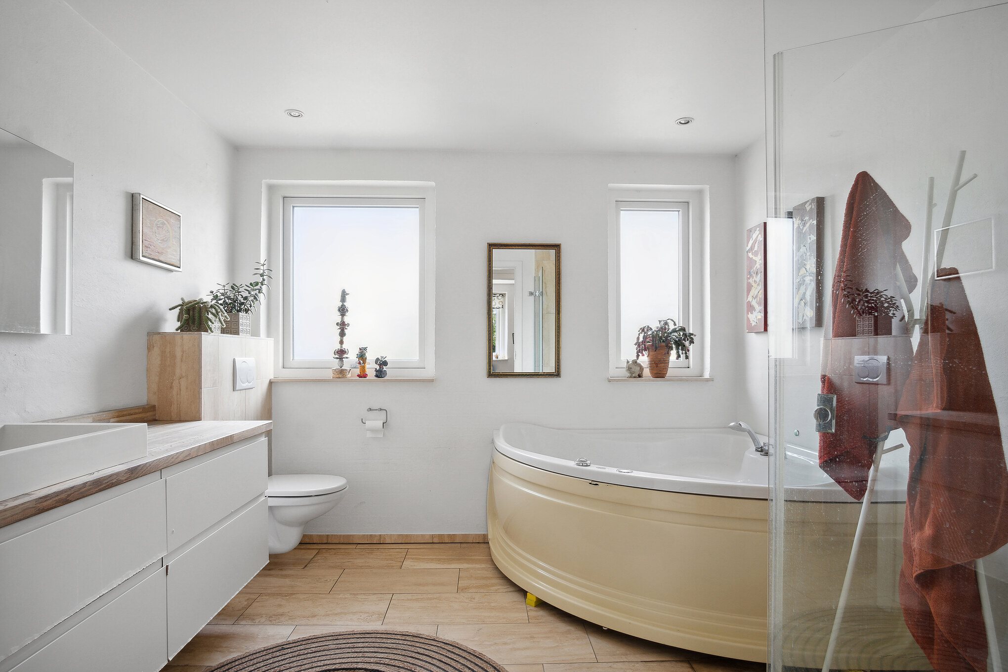 Fremhævet badeværelse billede i fuldskærmstilstand. Billede af Industriområdet 13, 8732 Hovedgård