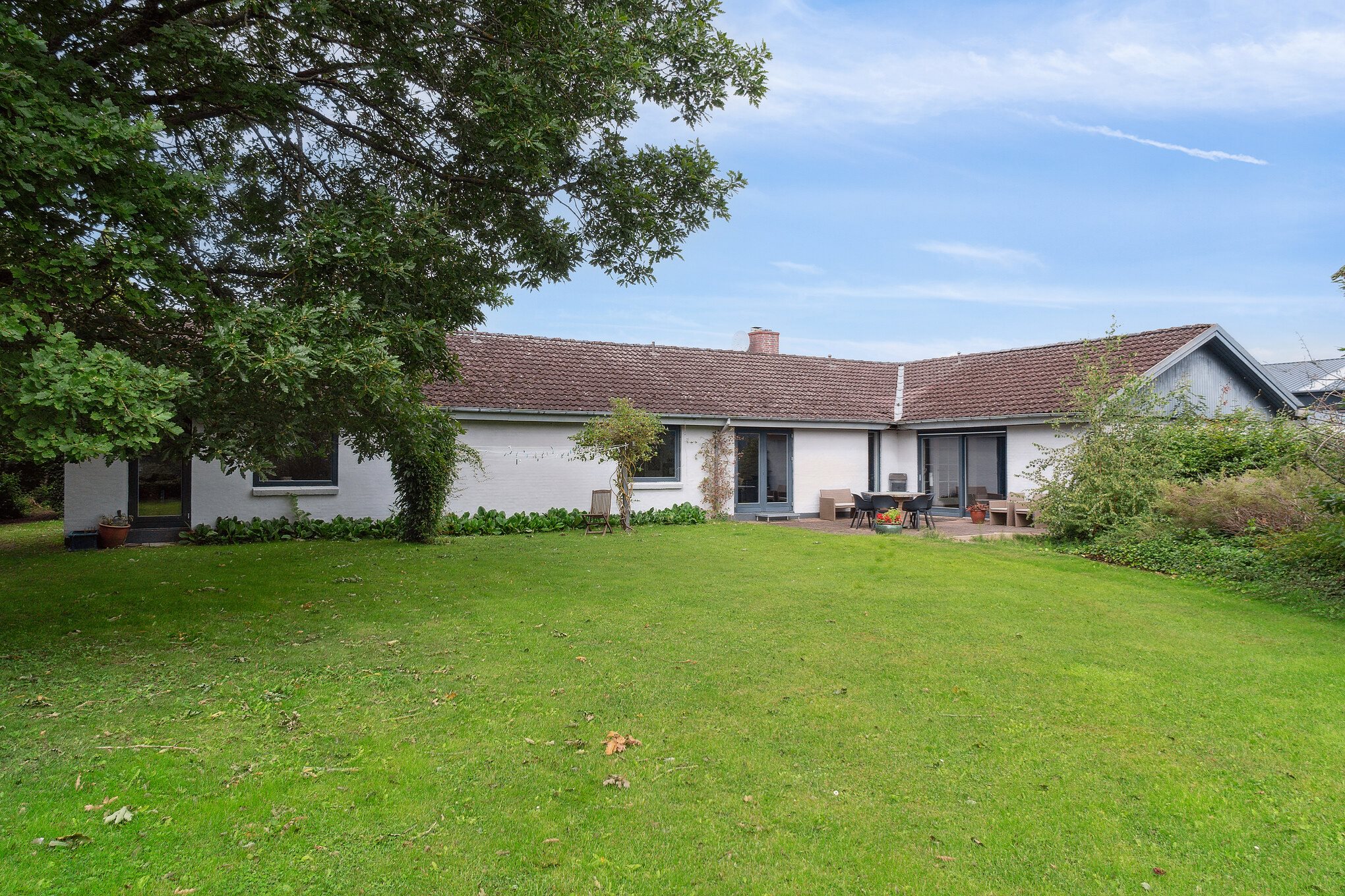 Fremhævet set fra haven billede i fuldskærmstilstand. Billede af Industriområdet 13, 8732 Hovedgård