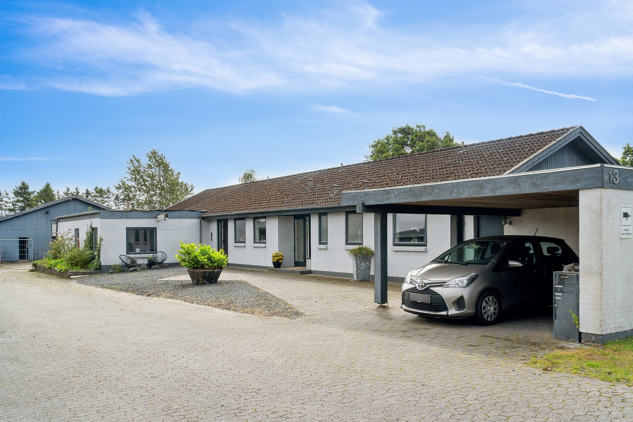 Fremhævet set fra vejen billede i fuldskærmstilstand. Billede af Industriområdet 13, 8732 Hovedgård