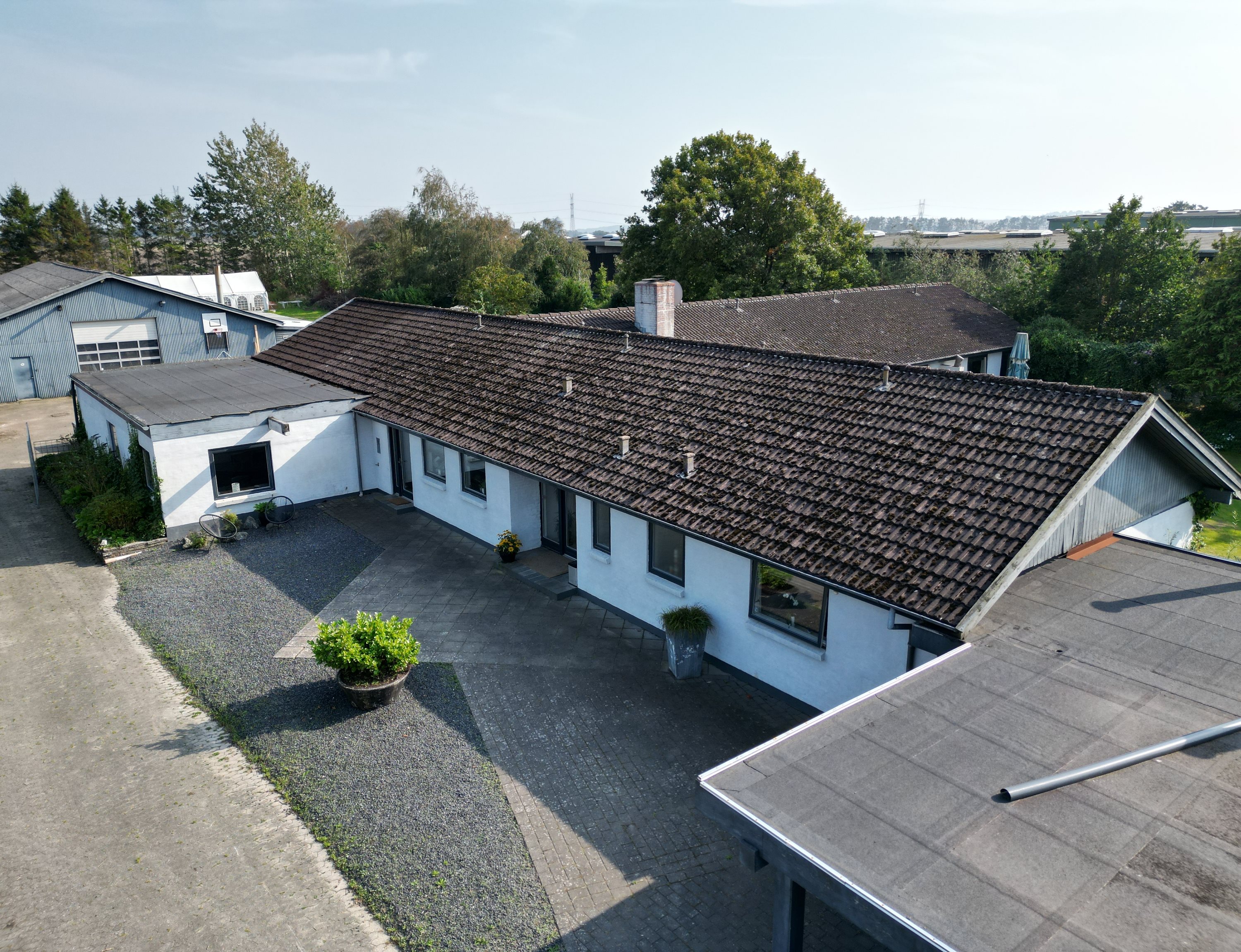 Fremhævet set fra vejen billede i fuldskærmstilstand. Billede af Industriområdet 13, 8732 Hovedgård