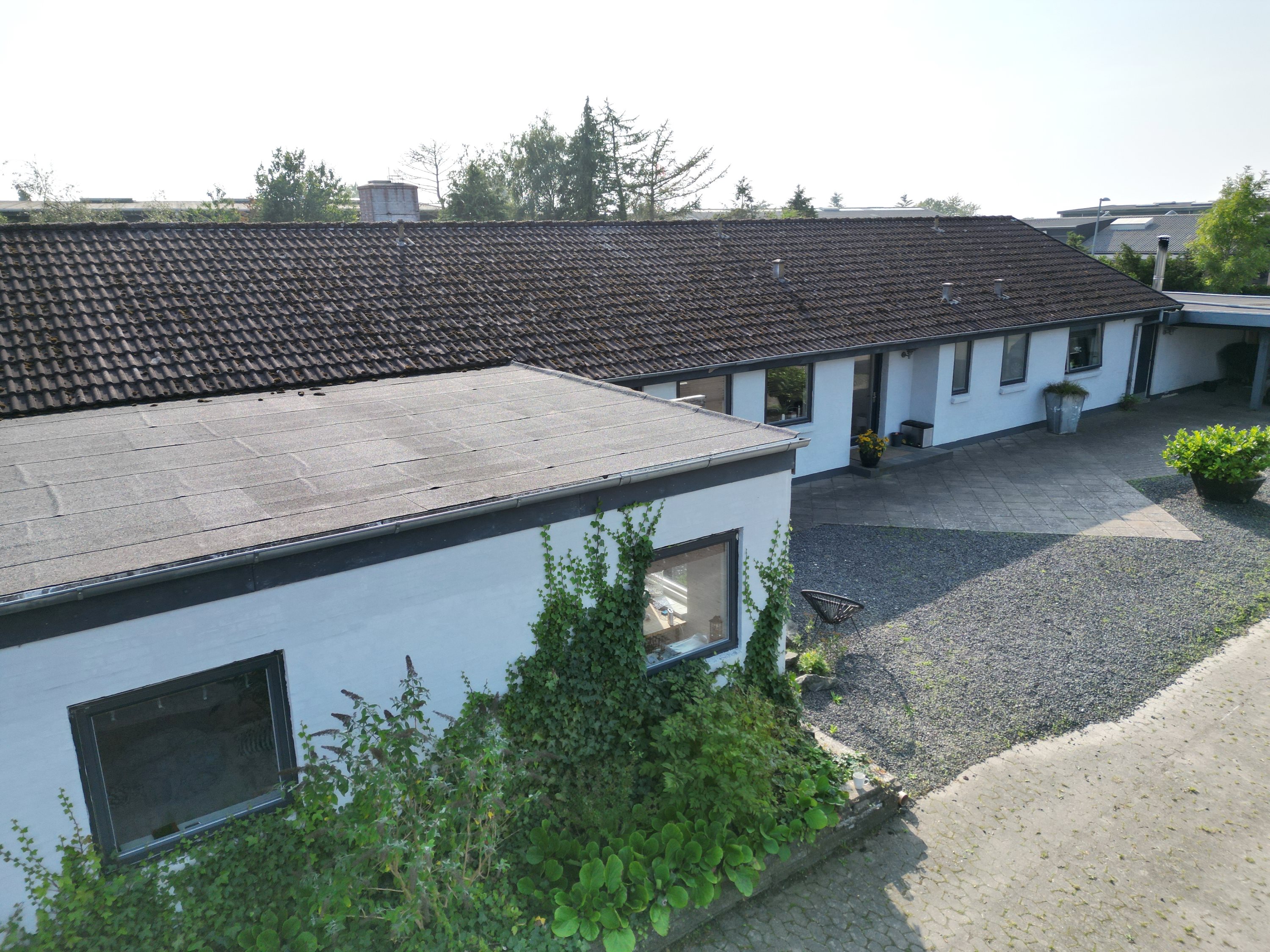 Fremhævet set fra vejen billede i fuldskærmstilstand. Billede af Industriområdet 13, 8732 Hovedgård