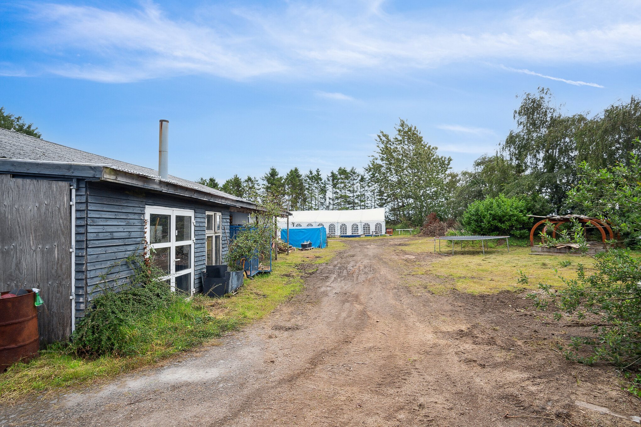 Fremhævet udendørs billede i fuldskærmstilstand. Billede af Industriområdet 13, 8732 Hovedgård