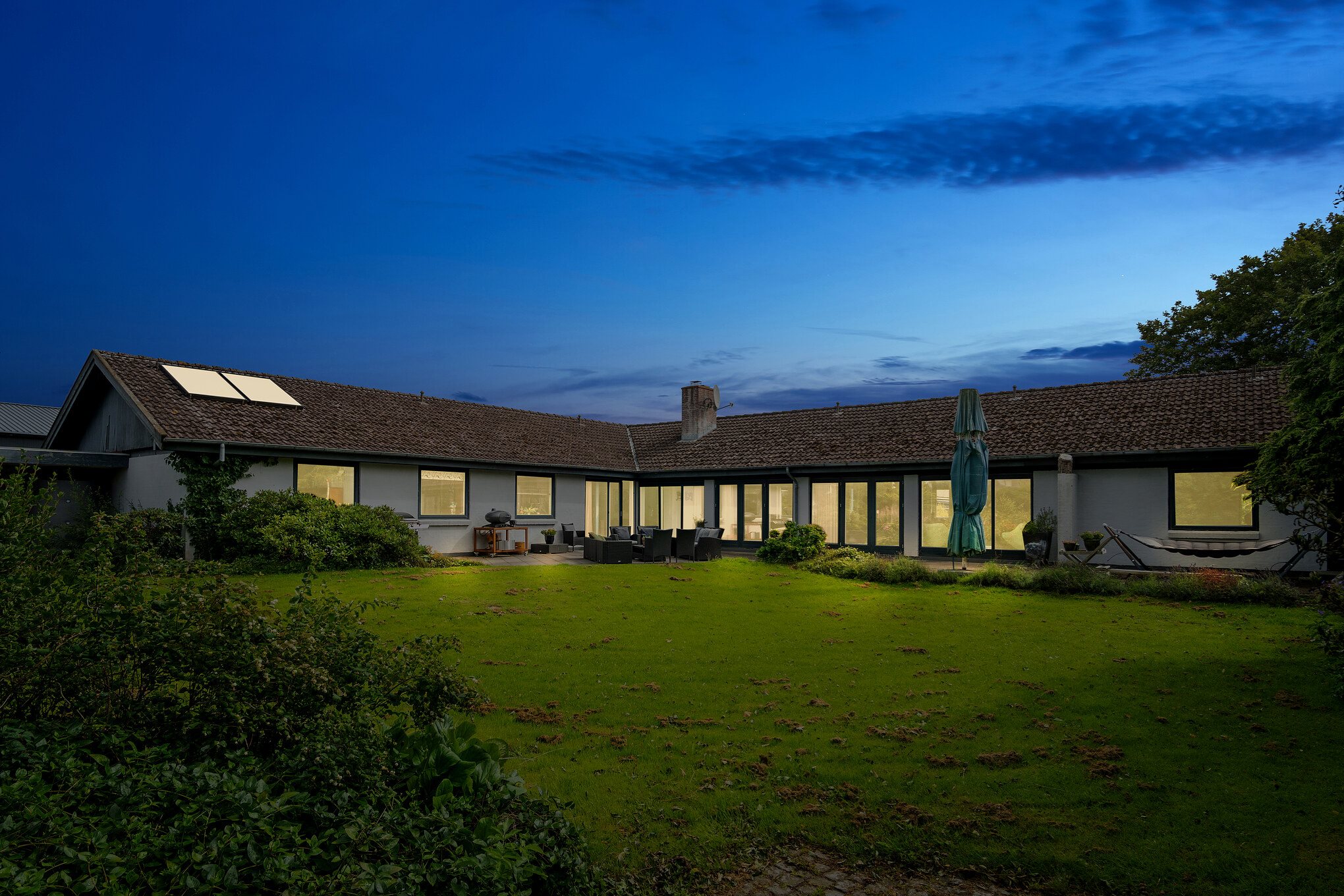 Fremhævet set fra haven billede i fuldskærmstilstand. Billede af Industriområdet 13, 8732 Hovedgård