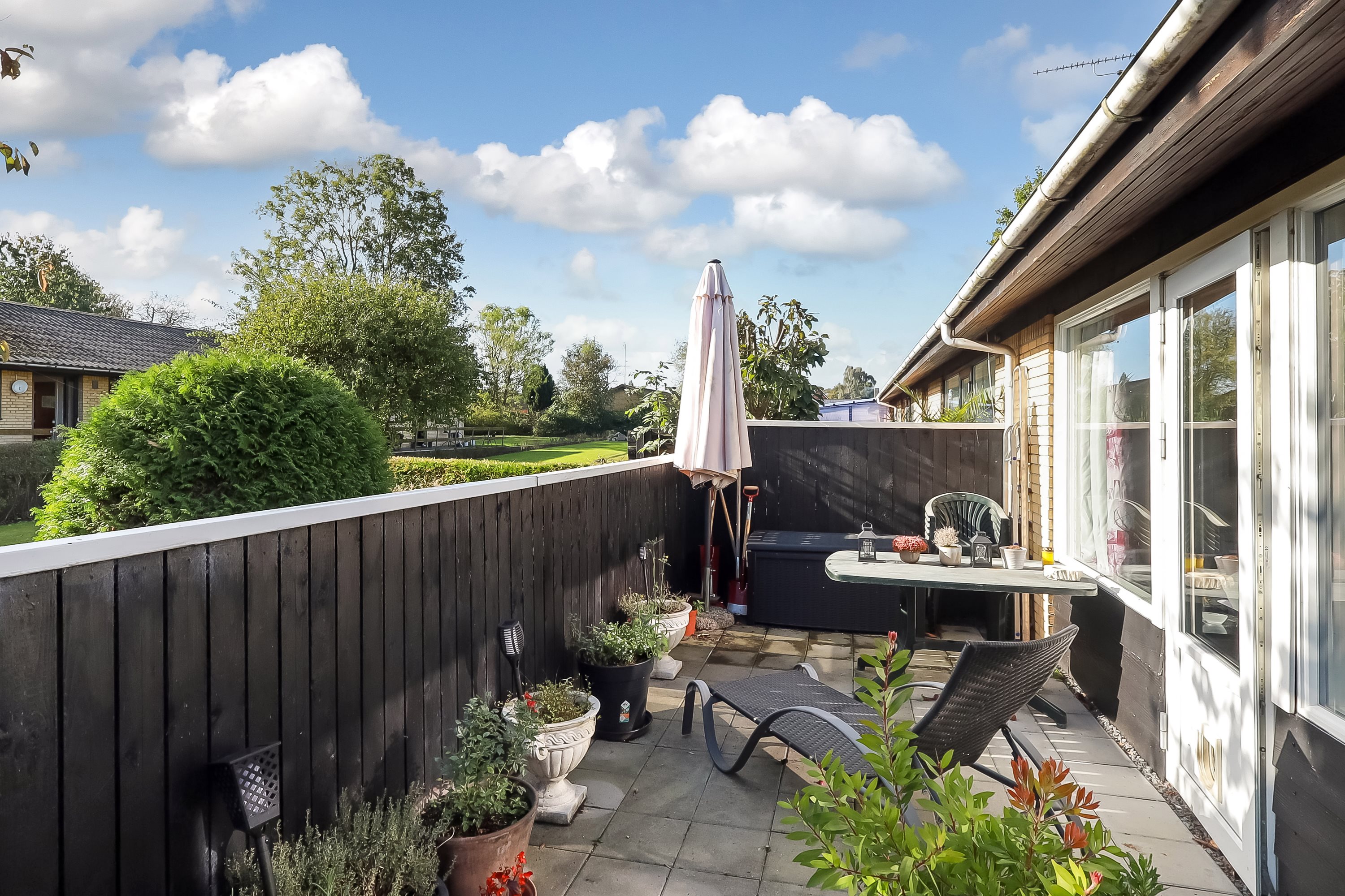 Miniaturebillede 1: terrasse. Billede af Trappebæksvej 27A, st.., 5700 Svendborg