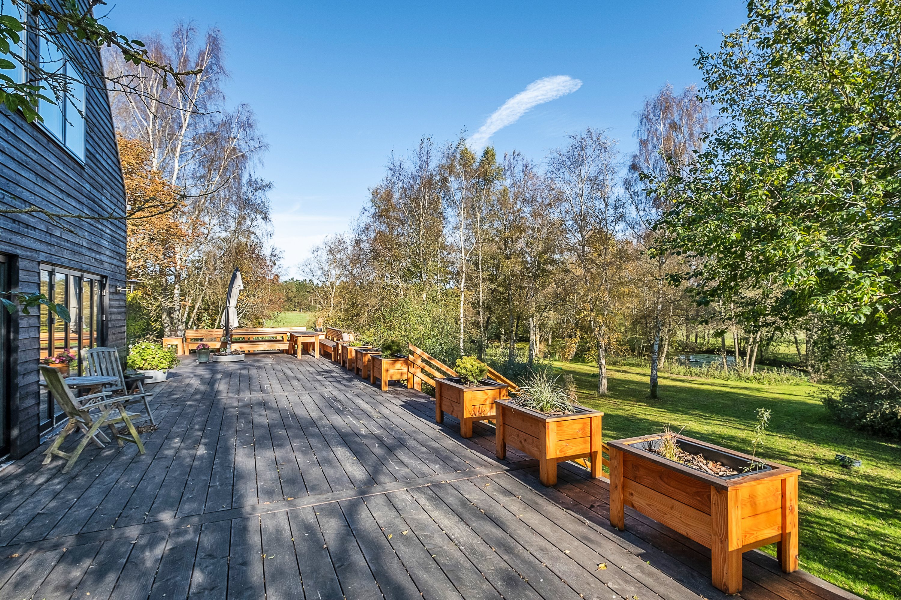 Fremhævet terrasse billede i fuldskærmstilstand. Billede af Hvidtvedgårdsvej 2, Rostved, 8410 Rønde