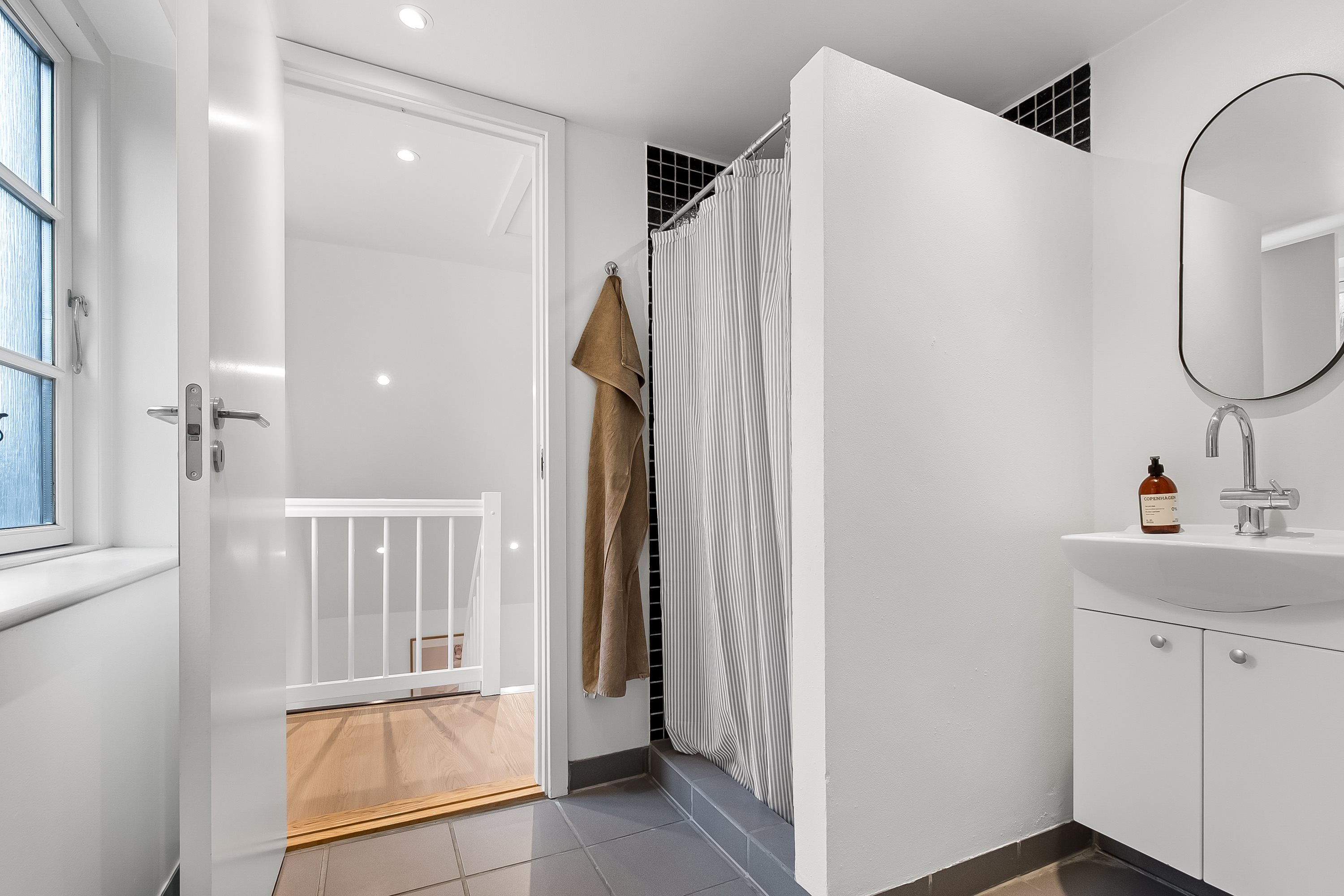 Fremhævet badeværelse billede i fuldskærmstilstand. Billede af Søvej 7, 7100 Vejle