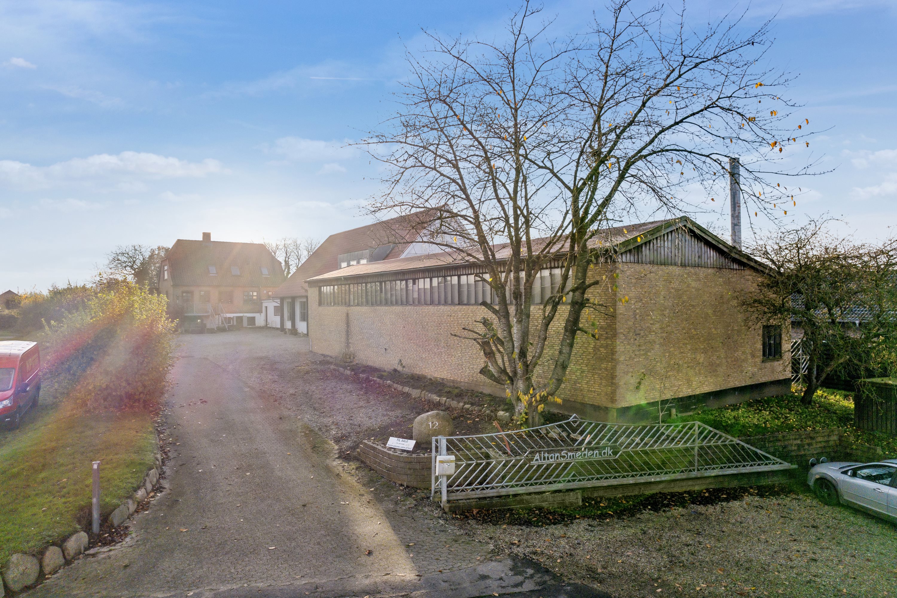 Fremhævet ejendommen fra vejen billede i fuldskærmstilstand. Billede af Smedegade 12, Rårup, 7130 Juelsminde