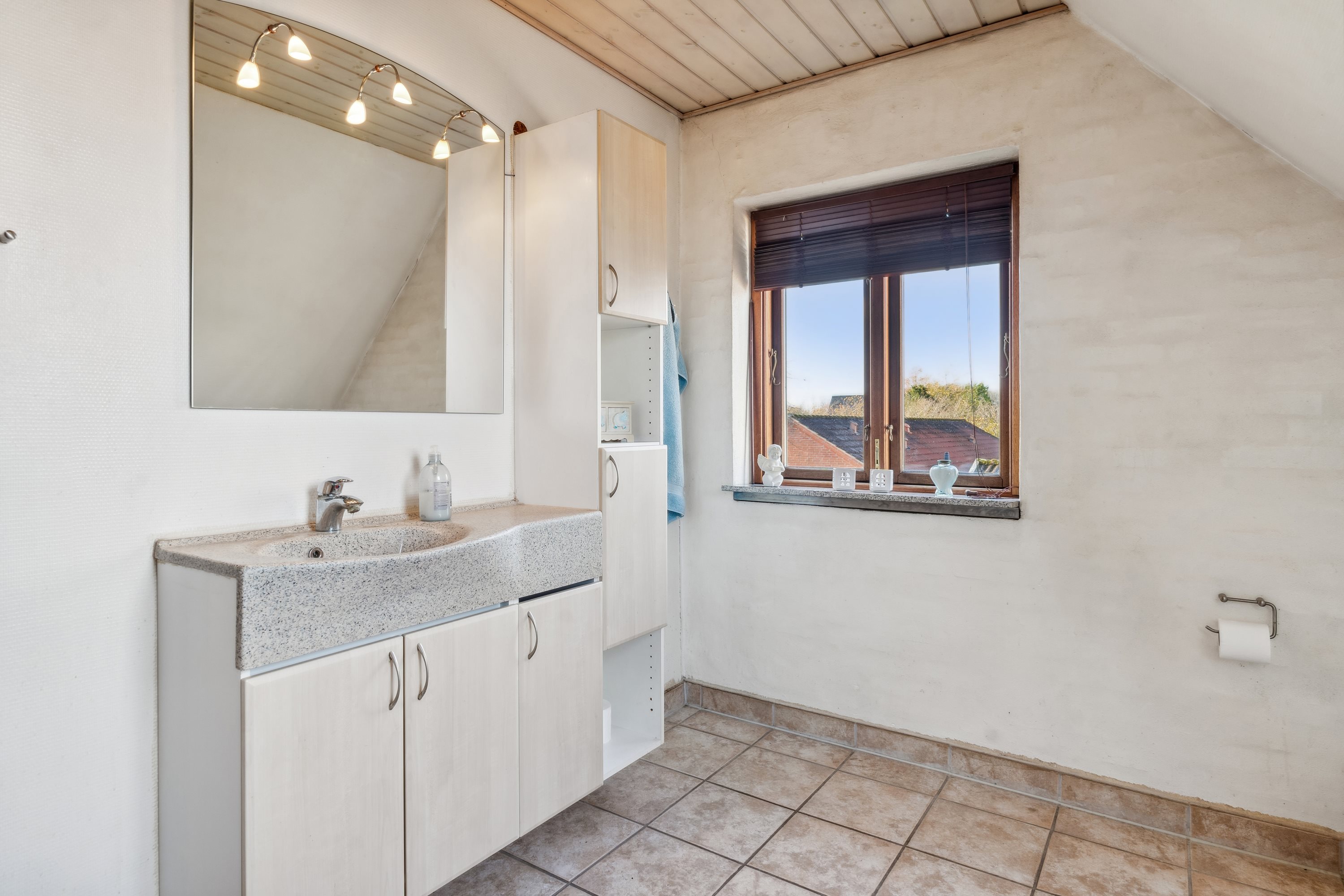 Fremhævet badeværelse 1. sal billede i fuldskærmstilstand. Billede af Smedegade 12, Rårup, 7130 Juelsminde