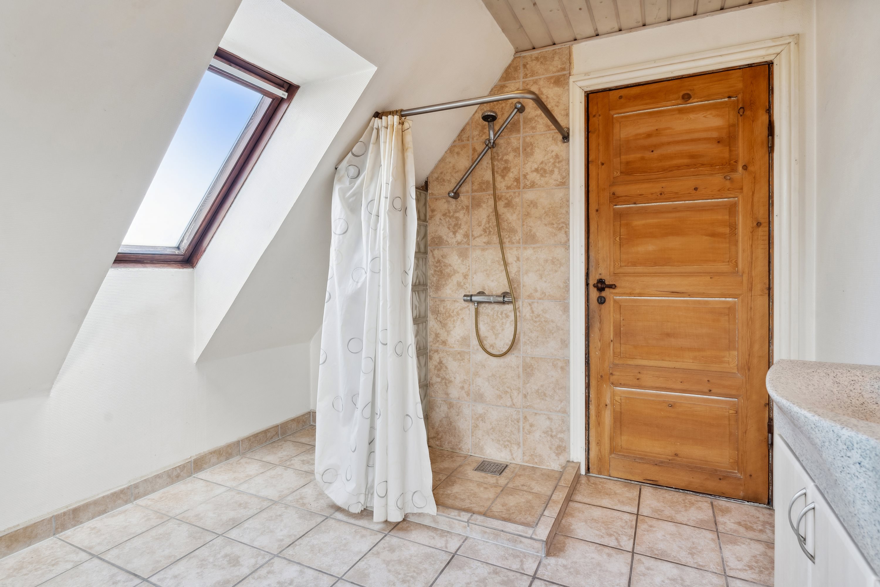 Fremhævet badeværelse 1. sal billede i fuldskærmstilstand. Billede af Smedegade 12, Rårup, 7130 Juelsminde