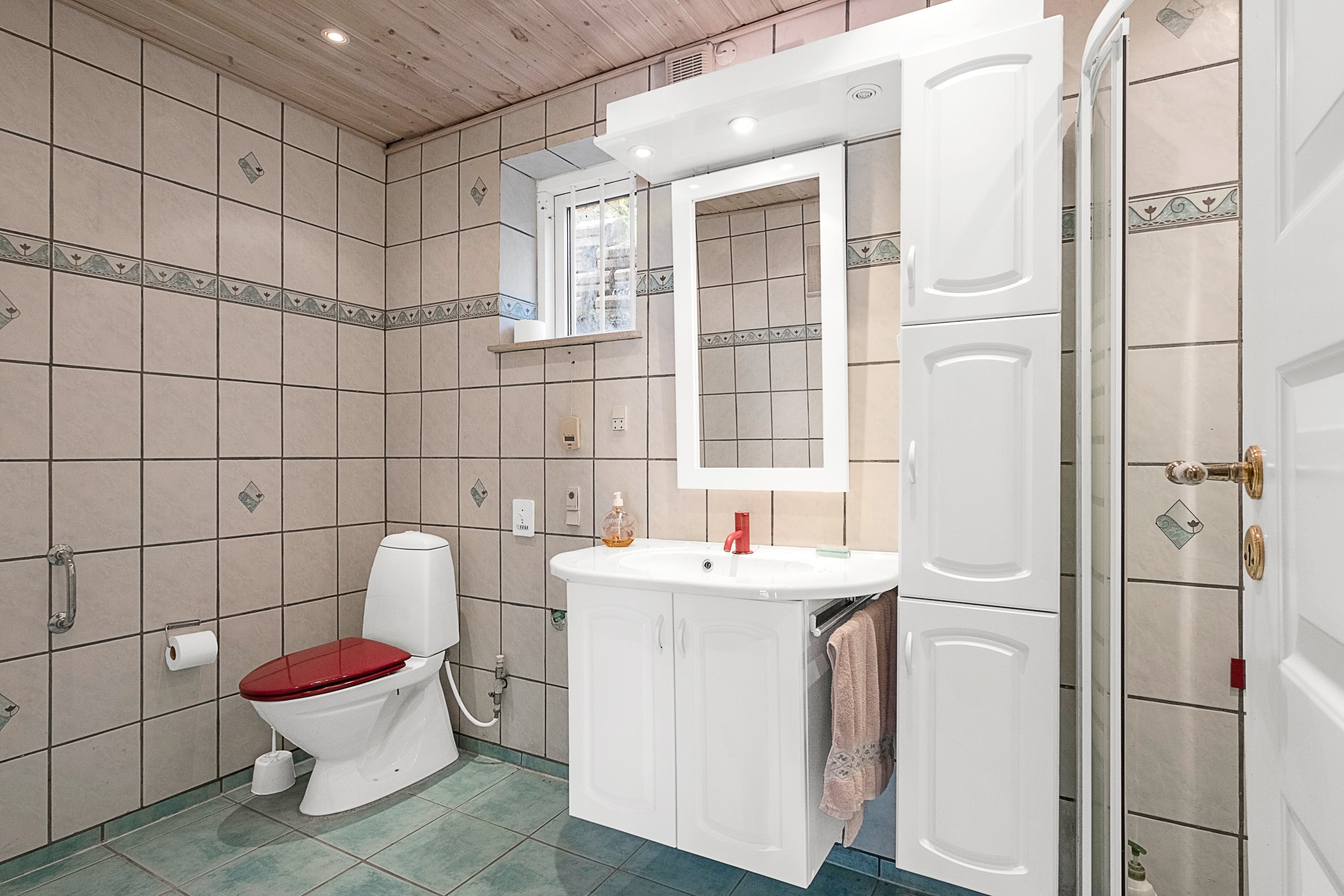 Fremhævet badeværelse billede i fuldskærmstilstand. Billede af Havbakkevej 71, 8250 Egå