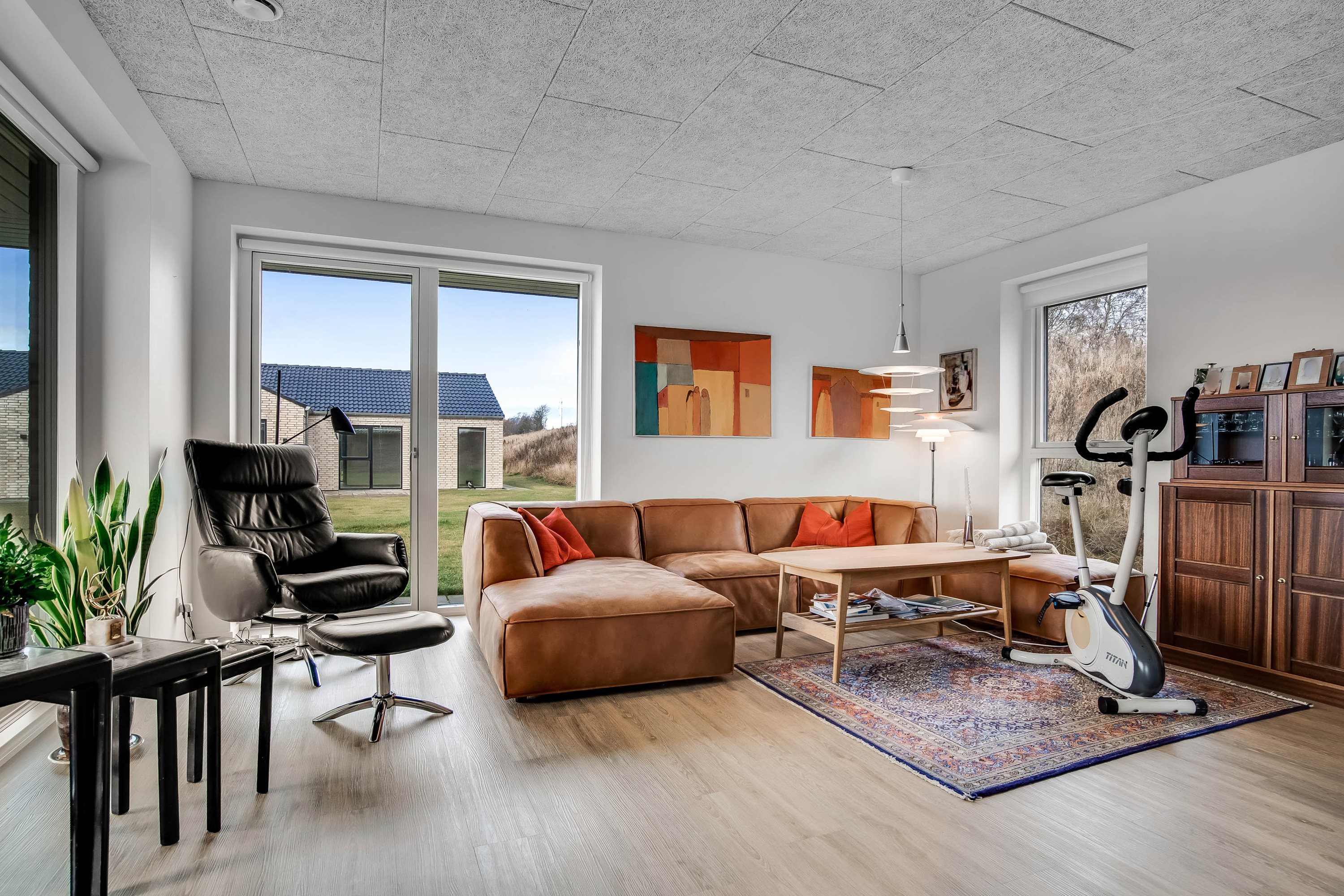 Fremhævet stue billede i fuldskærmstilstand. Billede af Engholmgård 28, Tvis, 7500 Holstebro