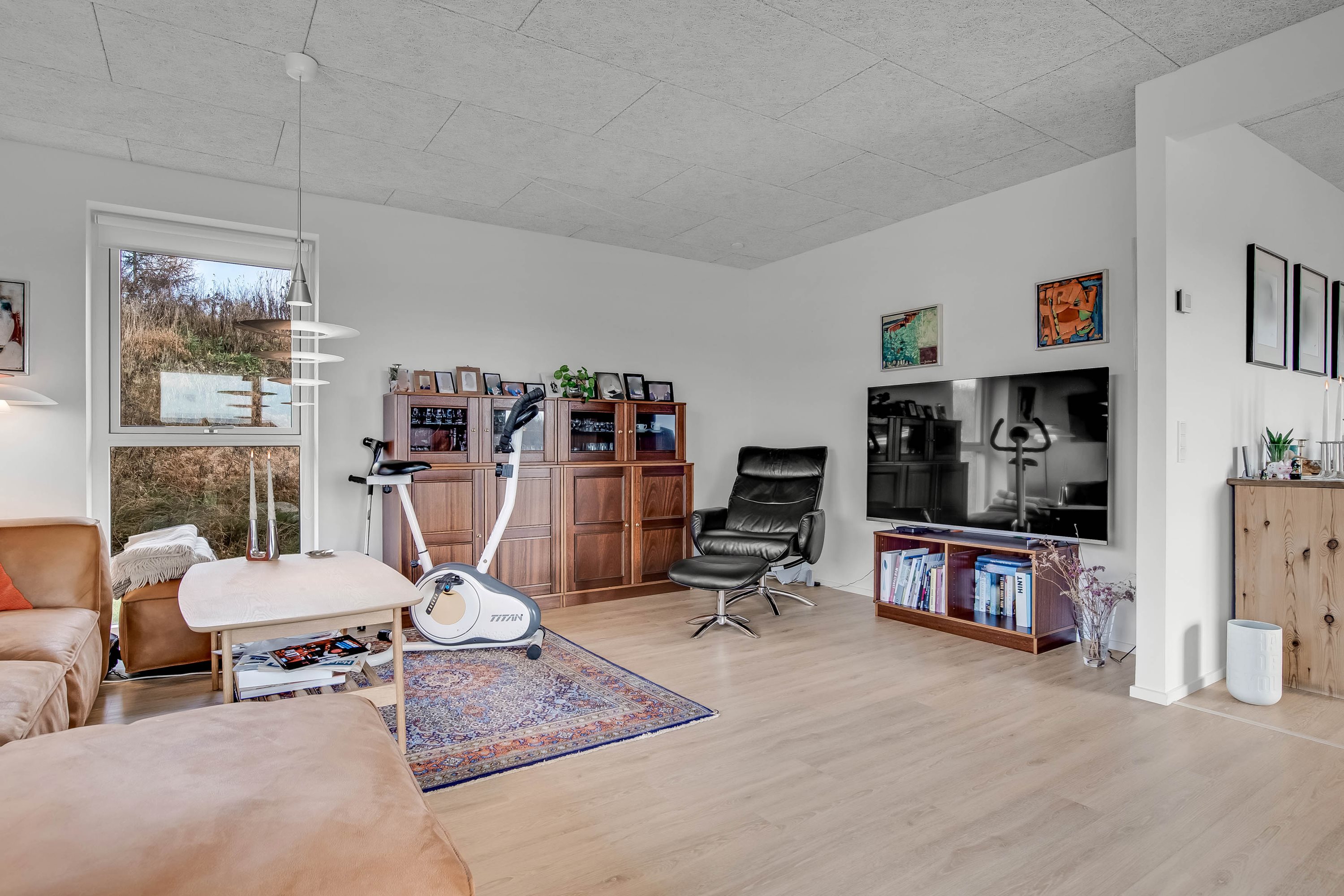 Fremhævet stue billede i fuldskærmstilstand. Billede af Engholmgård 28, Tvis, 7500 Holstebro