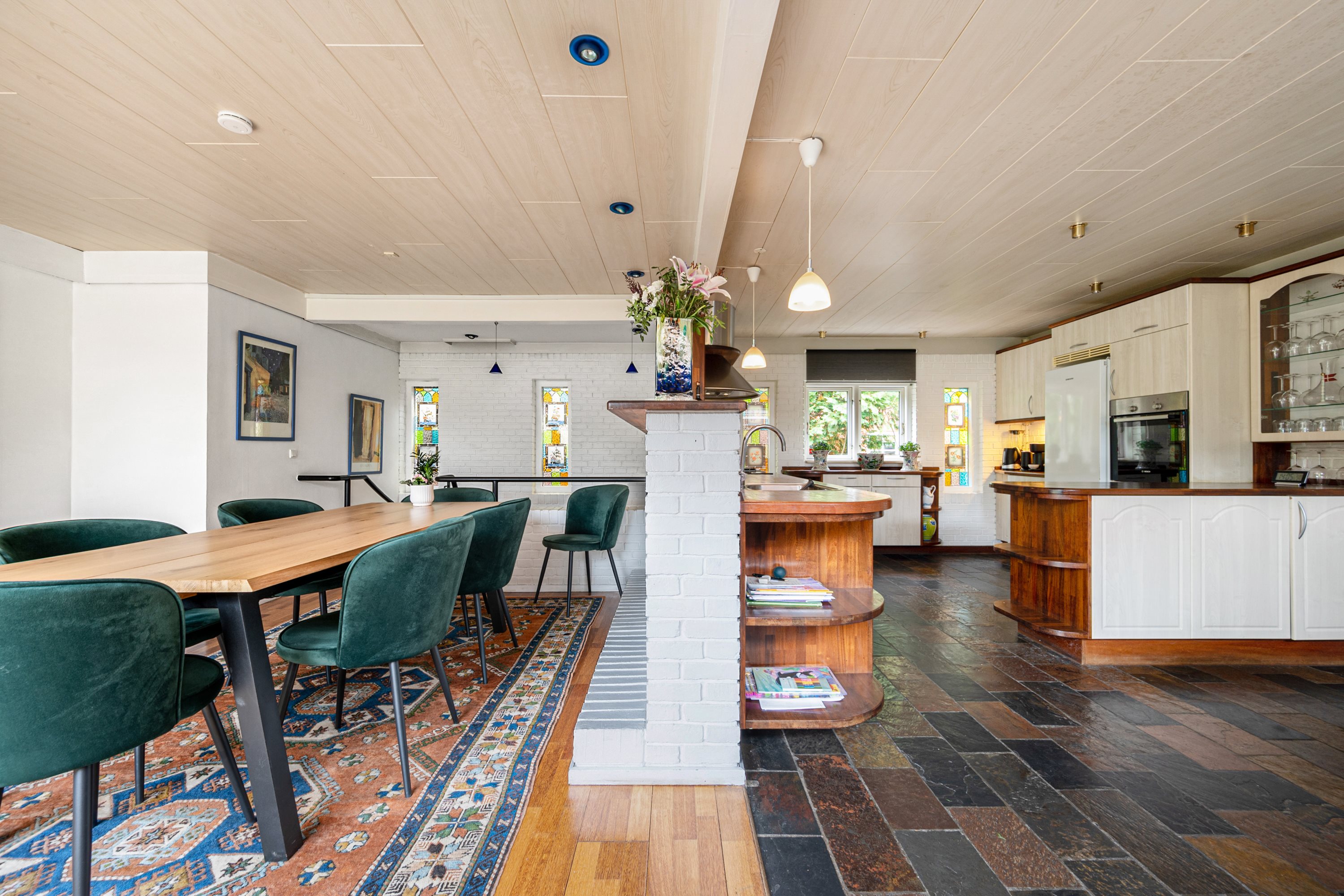 Fremhævet stue billede i fuldskærmstilstand. Billede af Smakkegårdsvej 65, 2820 Gentofte