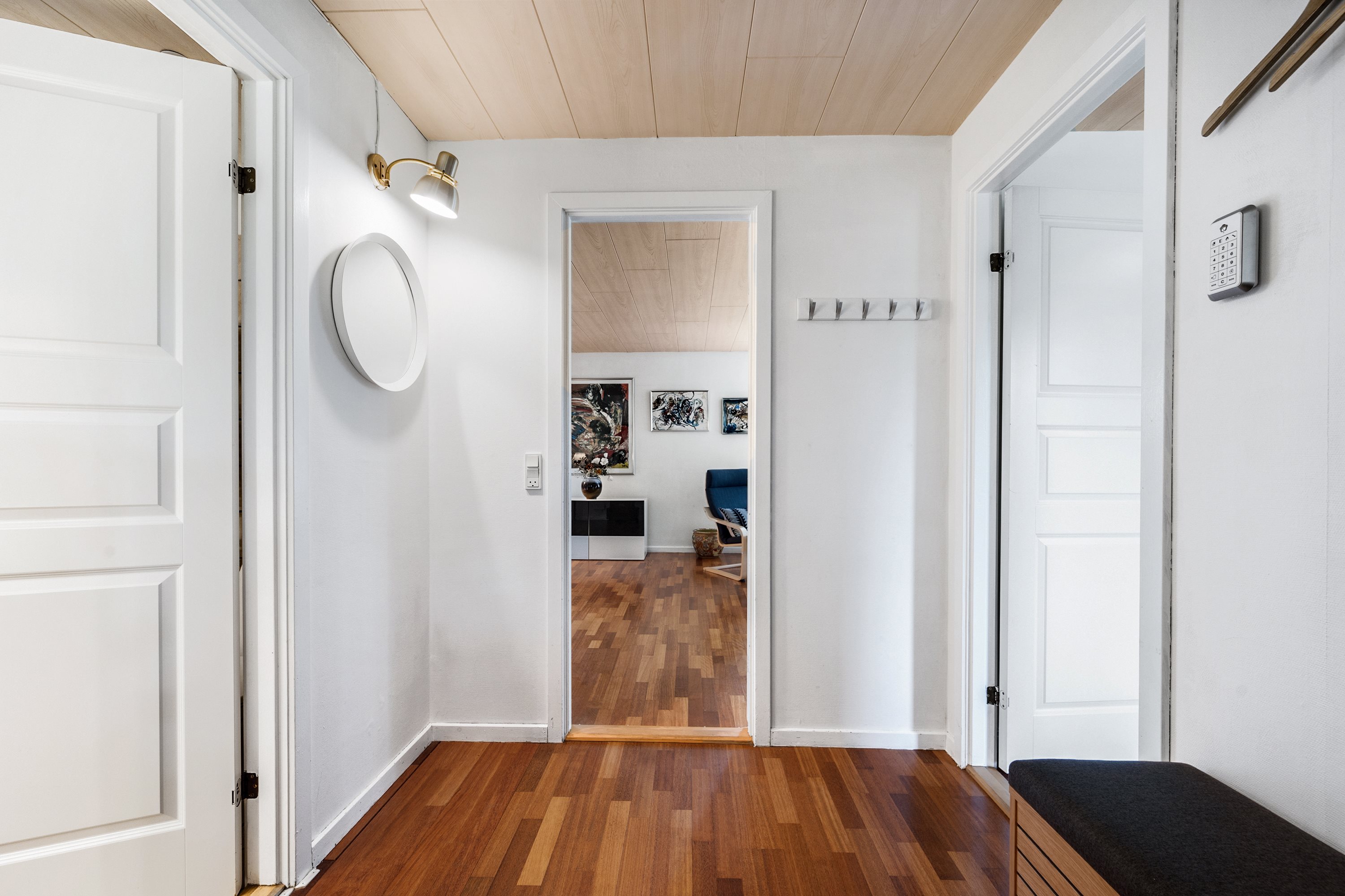 Fremhævet gang billede i fuldskærmstilstand. Billede af Smakkegårdsvej 65, 2820 Gentofte