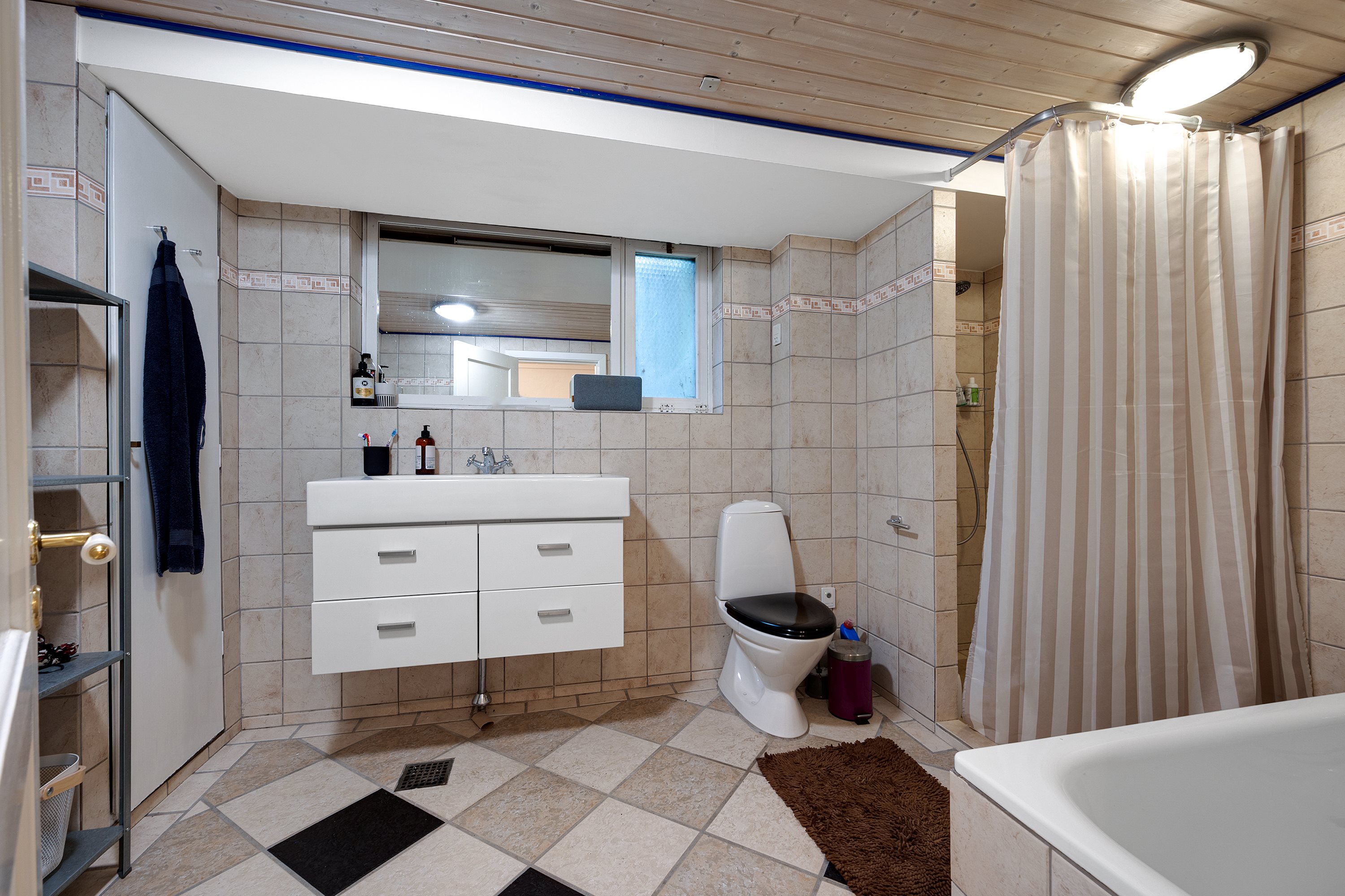 Fremhævet badeværelse billede i fuldskærmstilstand. Billede af Smakkegårdsvej 65, 2820 Gentofte