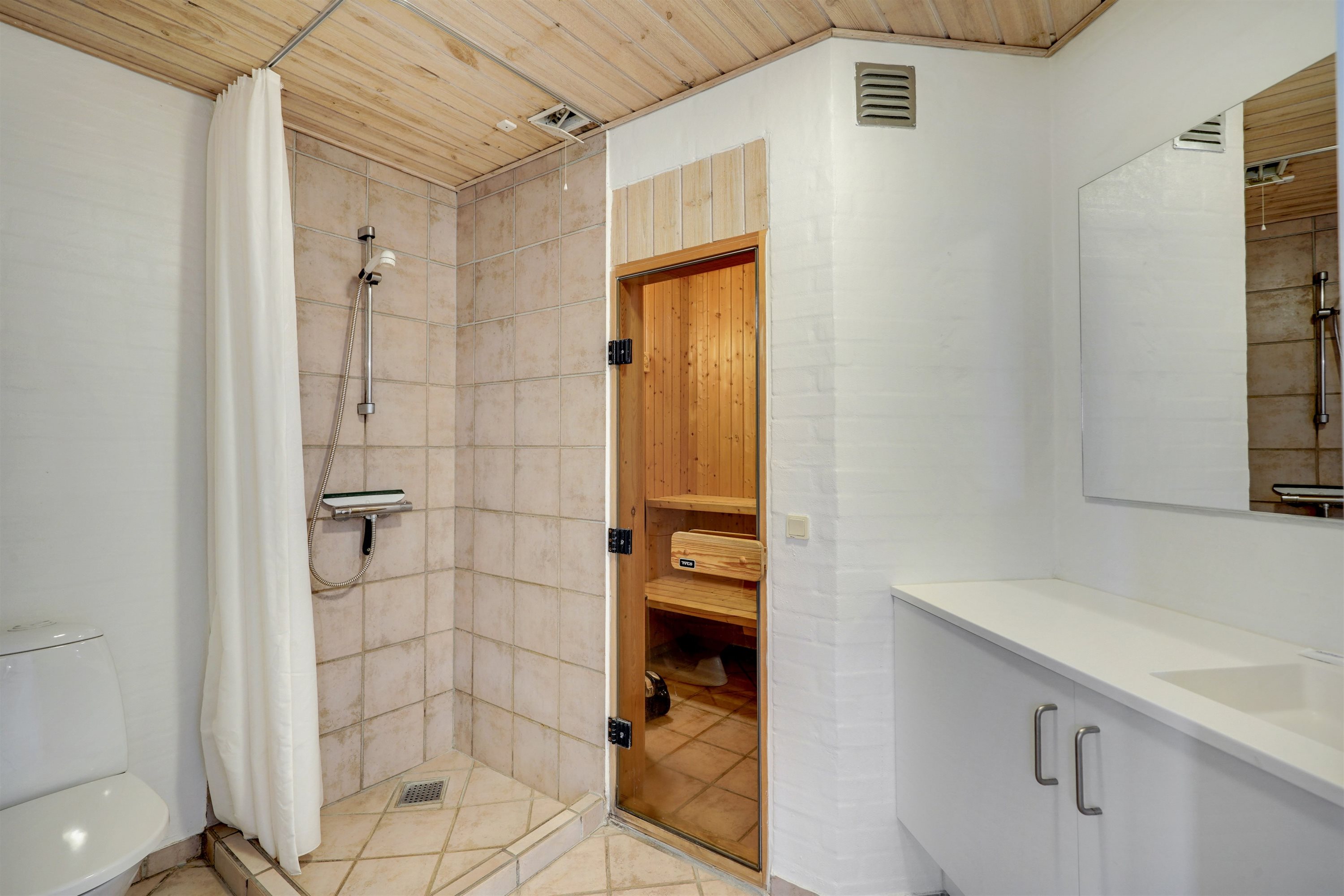 Fremhævet badeværelse billede i fuldskærmstilstand. Billede af Hovej 4A, 55., 6857 Blåvand