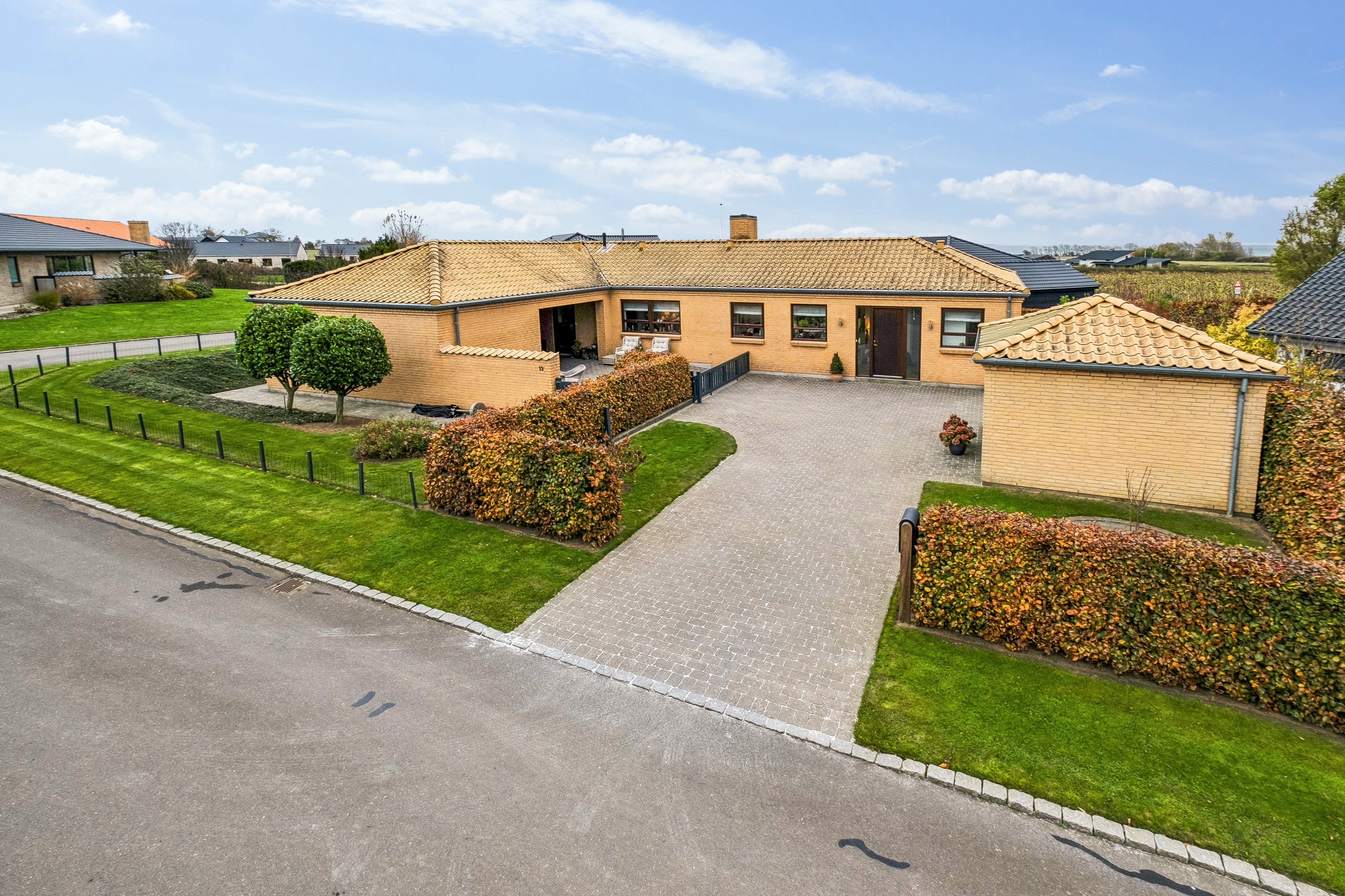 Fremhævet ejendommen set fra vejen billede i fuldskærmstilstand. Billede af Fjordblik 13, Klakring, 7130 Juelsminde