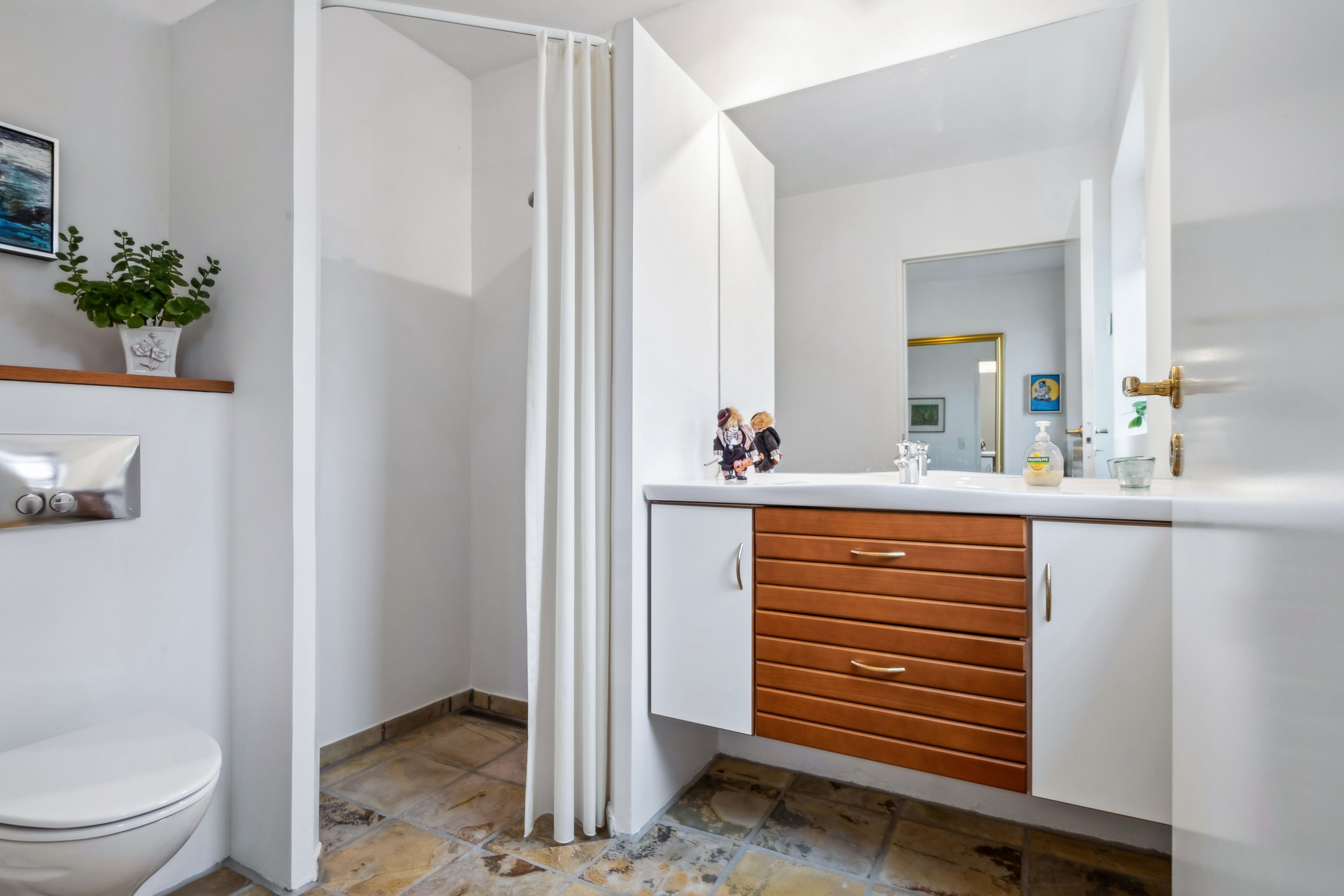 Fremhævet badeværelse billede i fuldskærmstilstand. Billede af Fjordblik 13, Klakring, 7130 Juelsminde