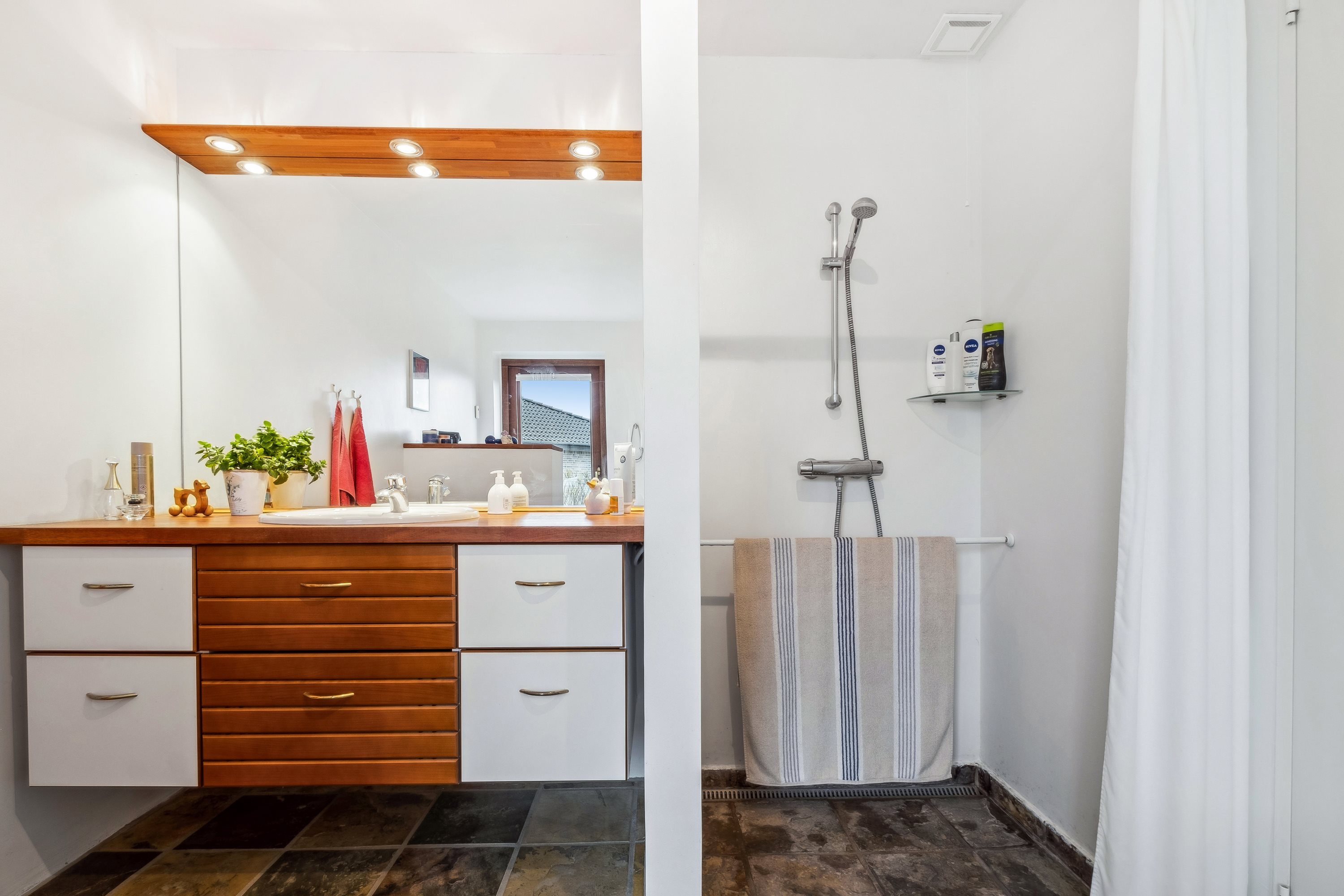 Fremhævet badeværelse billede i fuldskærmstilstand. Billede af Fjordblik 13, Klakring, 7130 Juelsminde