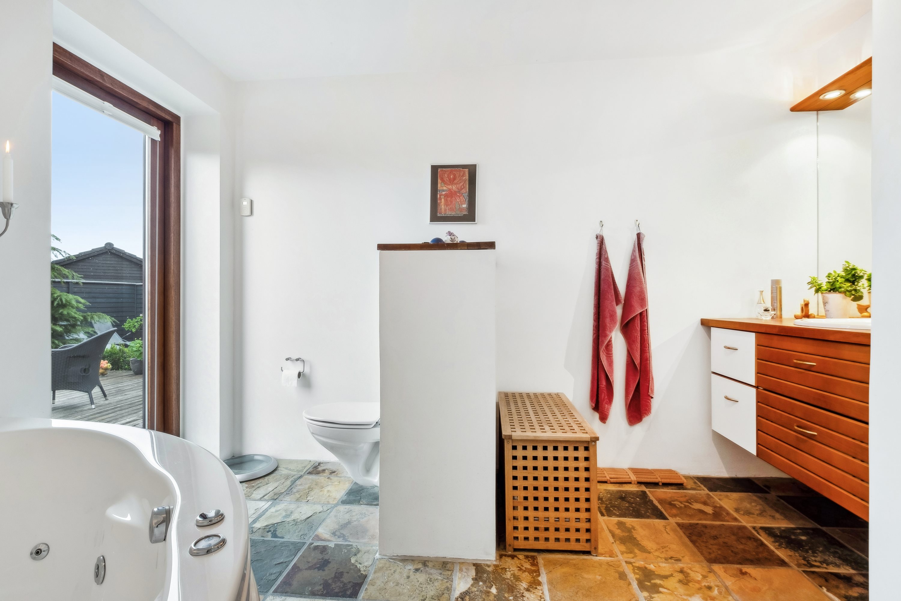 Fremhævet badeværelse billede i fuldskærmstilstand. Billede af Fjordblik 13, Klakring, 7130 Juelsminde