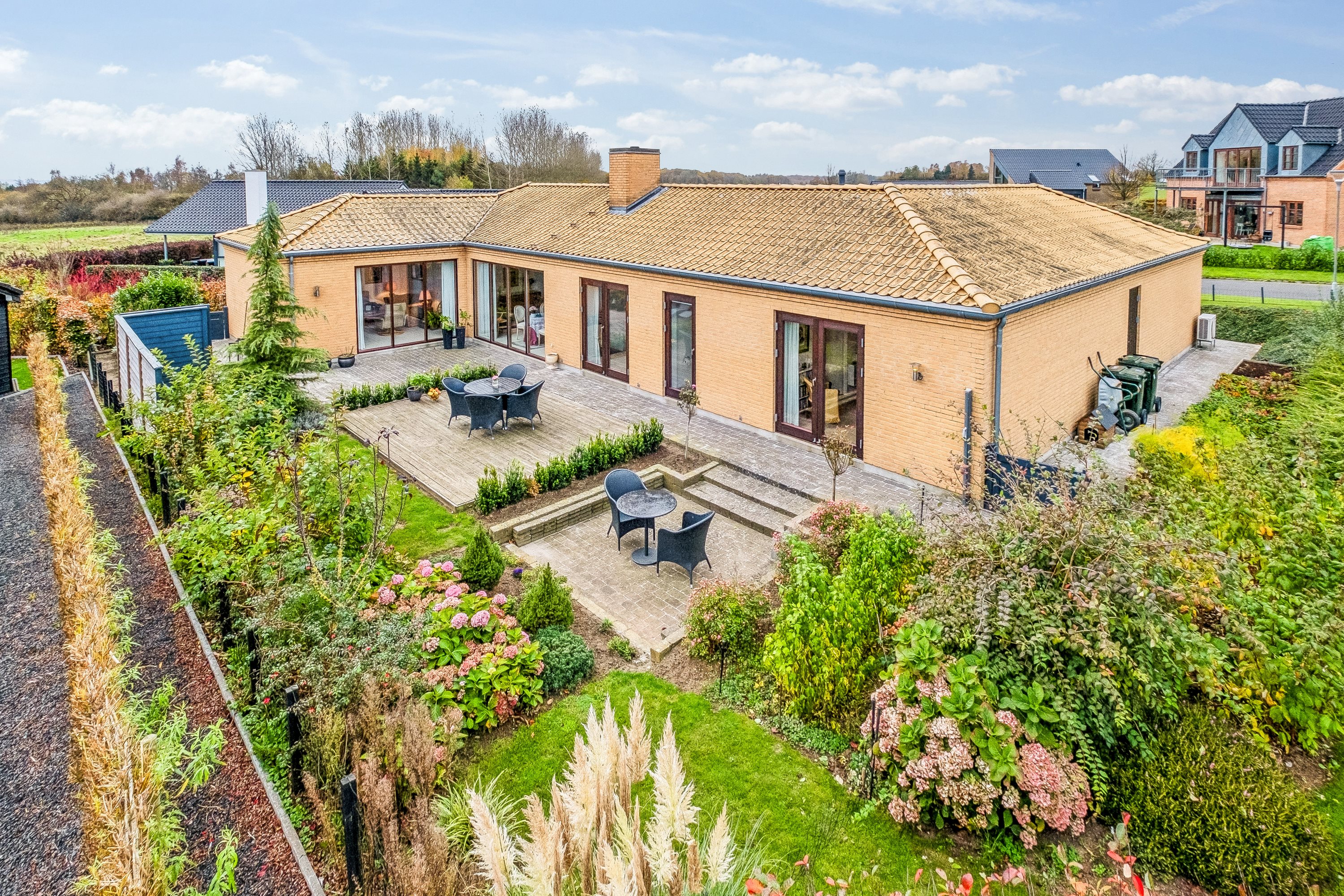 Fremhævet set fra haven billede i fuldskærmstilstand. Billede af Fjordblik 13, Klakring, 7130 Juelsminde