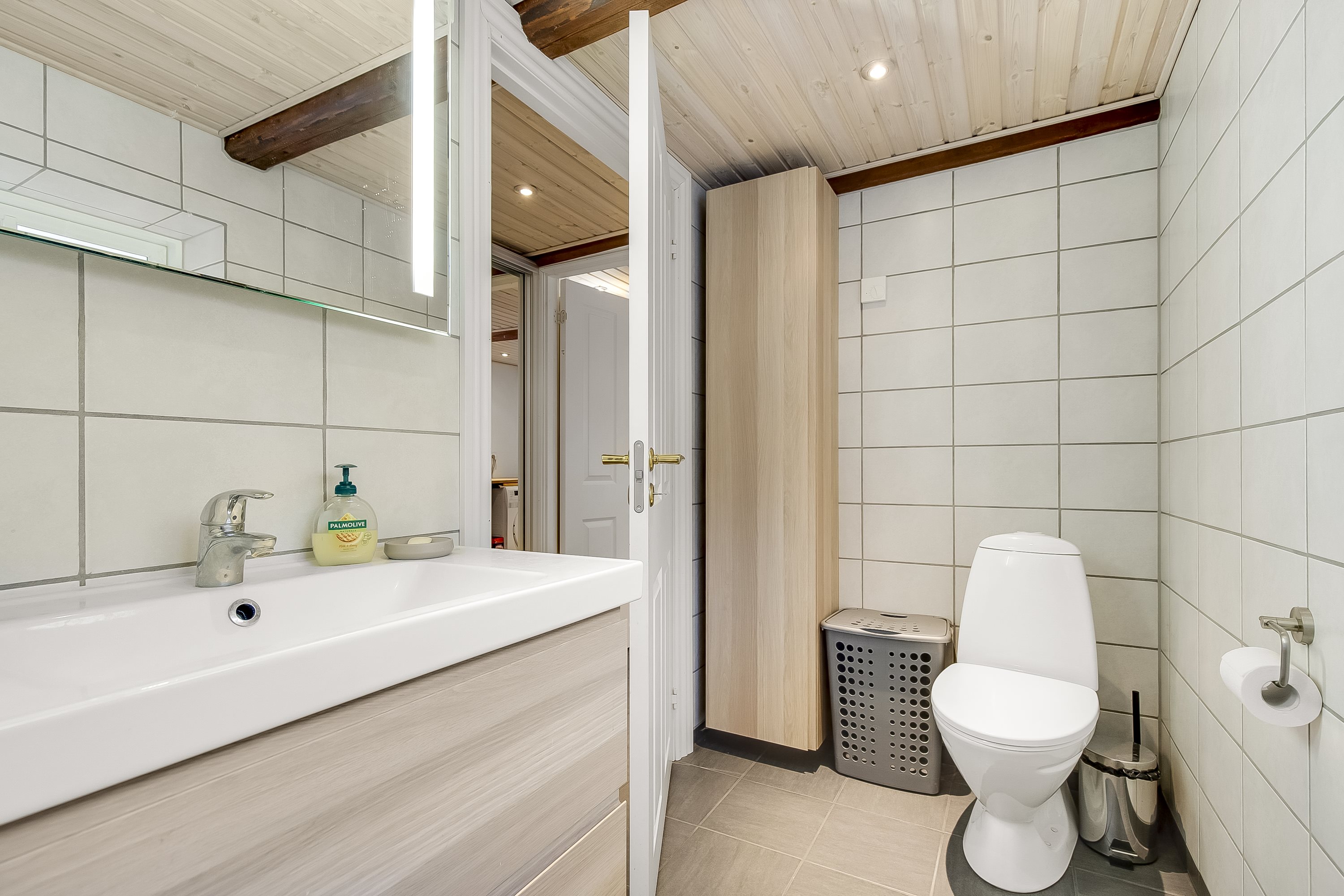 Fremhævet badeværelse billede i fuldskærmstilstand. Billede af Åstorpvej 53, 6093 Sjølund