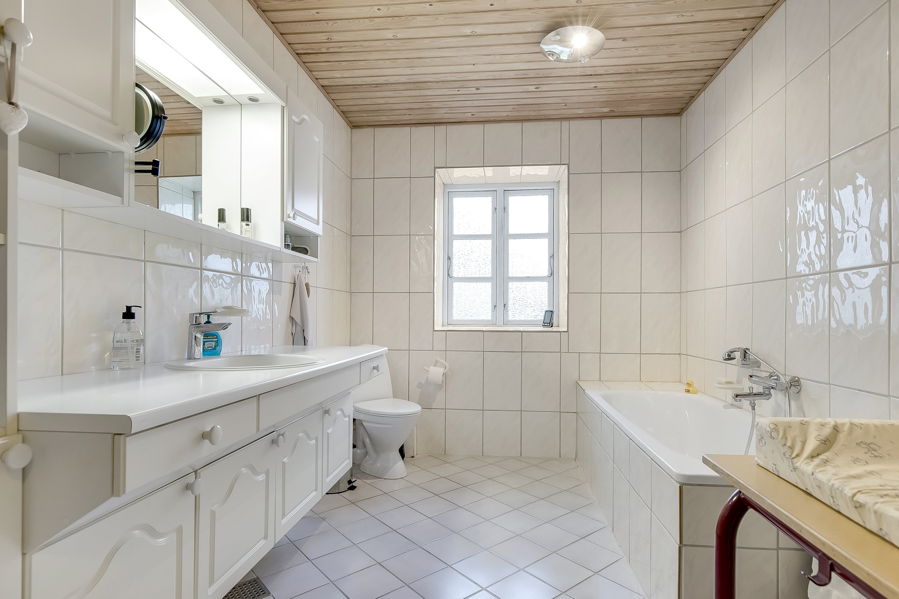 Fremhævet badeværelse billede i fuldskærmstilstand. Billede af Åstorpvej 53, 6093 Sjølund