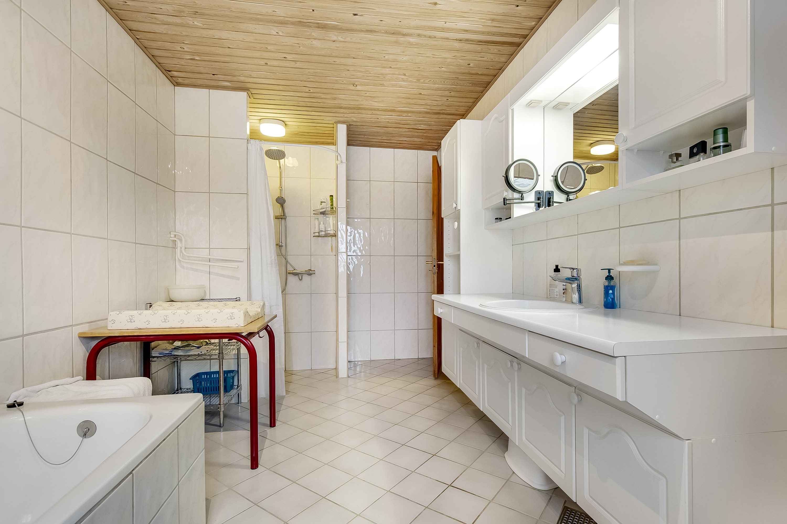 Fremhævet badeværelse billede i fuldskærmstilstand. Billede af Åstorpvej 53, 6093 Sjølund