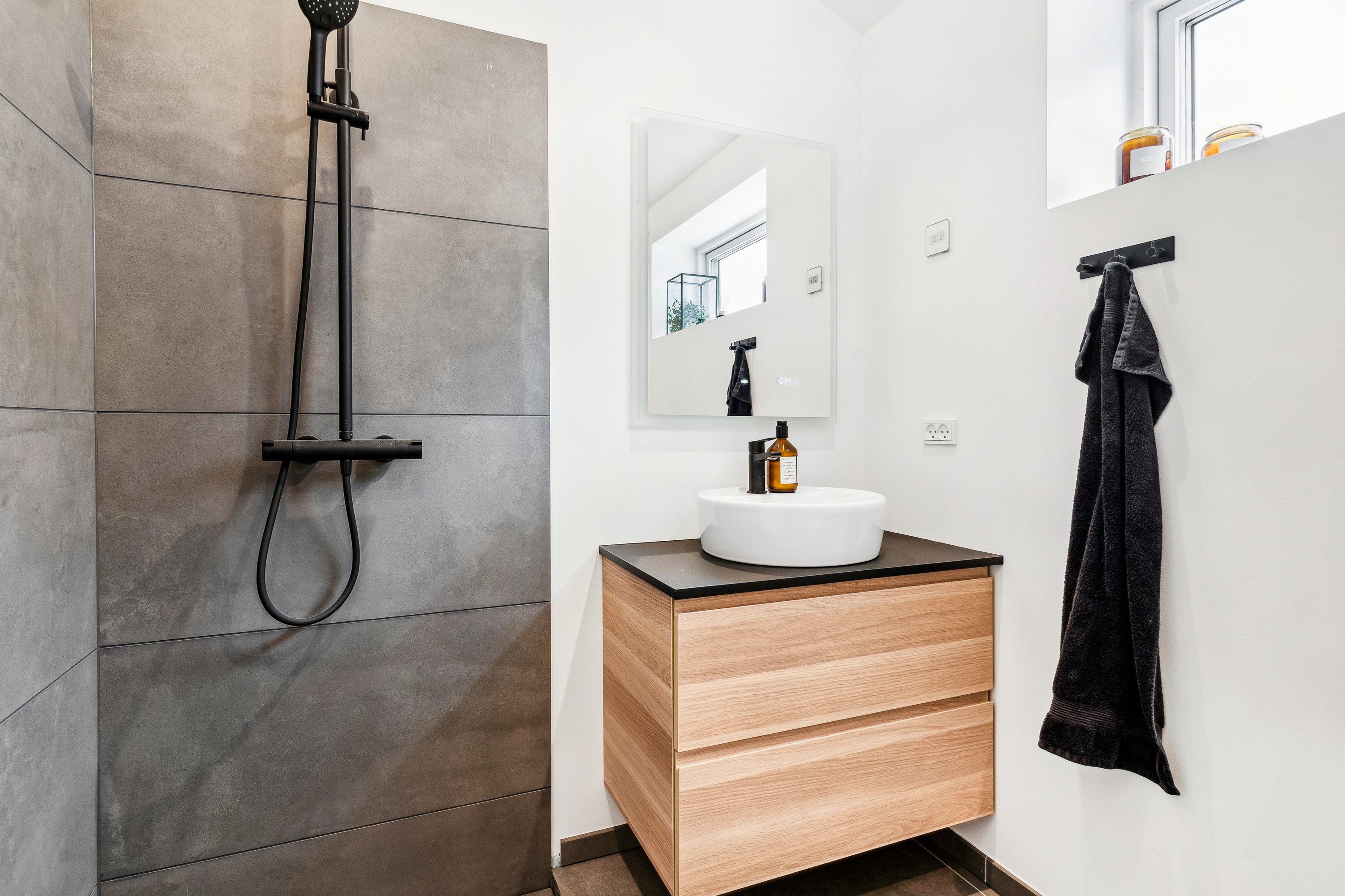 Fremhævet badeværelse billede i fuldskærmstilstand. Billede af Åvænget 9, Niverød, 2990 Nivå