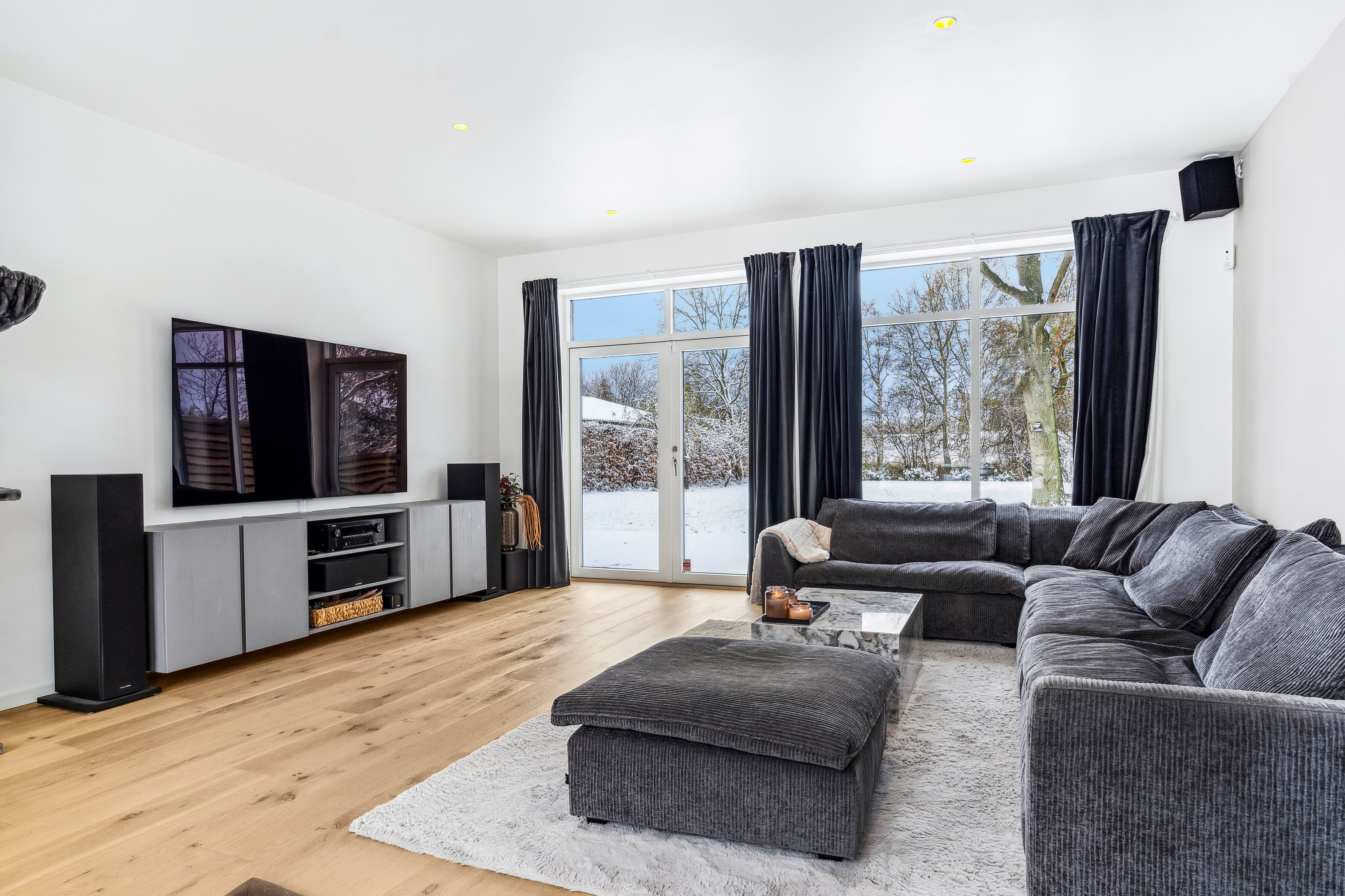 Fremhævet stue billede i fuldskærmstilstand. Billede af Åvænget 9, Niverød, 2990 Nivå