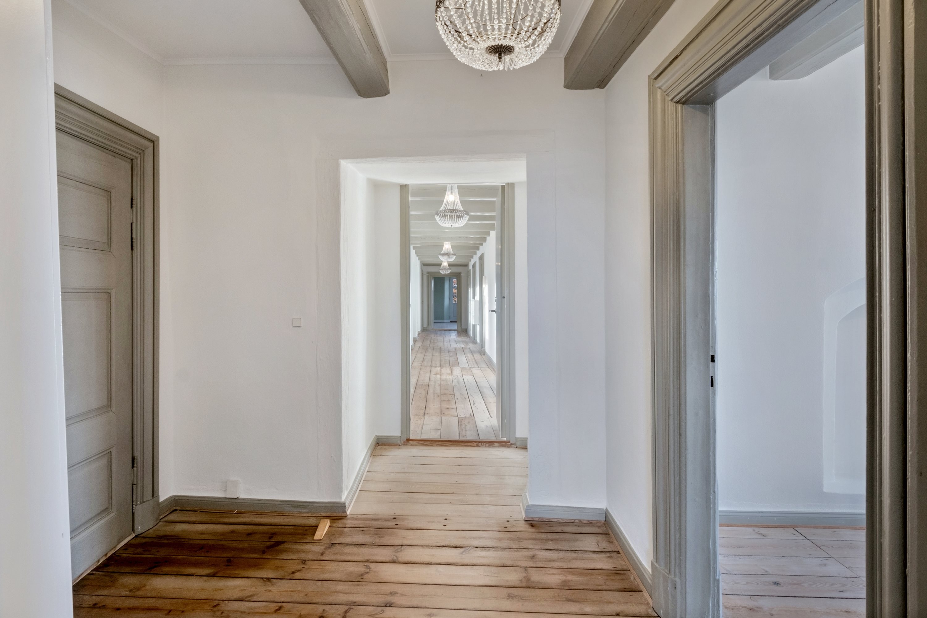 Fremhævet fordelingsgang billede i fuldskærmstilstand. Billede af Rishøjvej 2, 2. th. nord., V Hæsinge, 5672 Broby