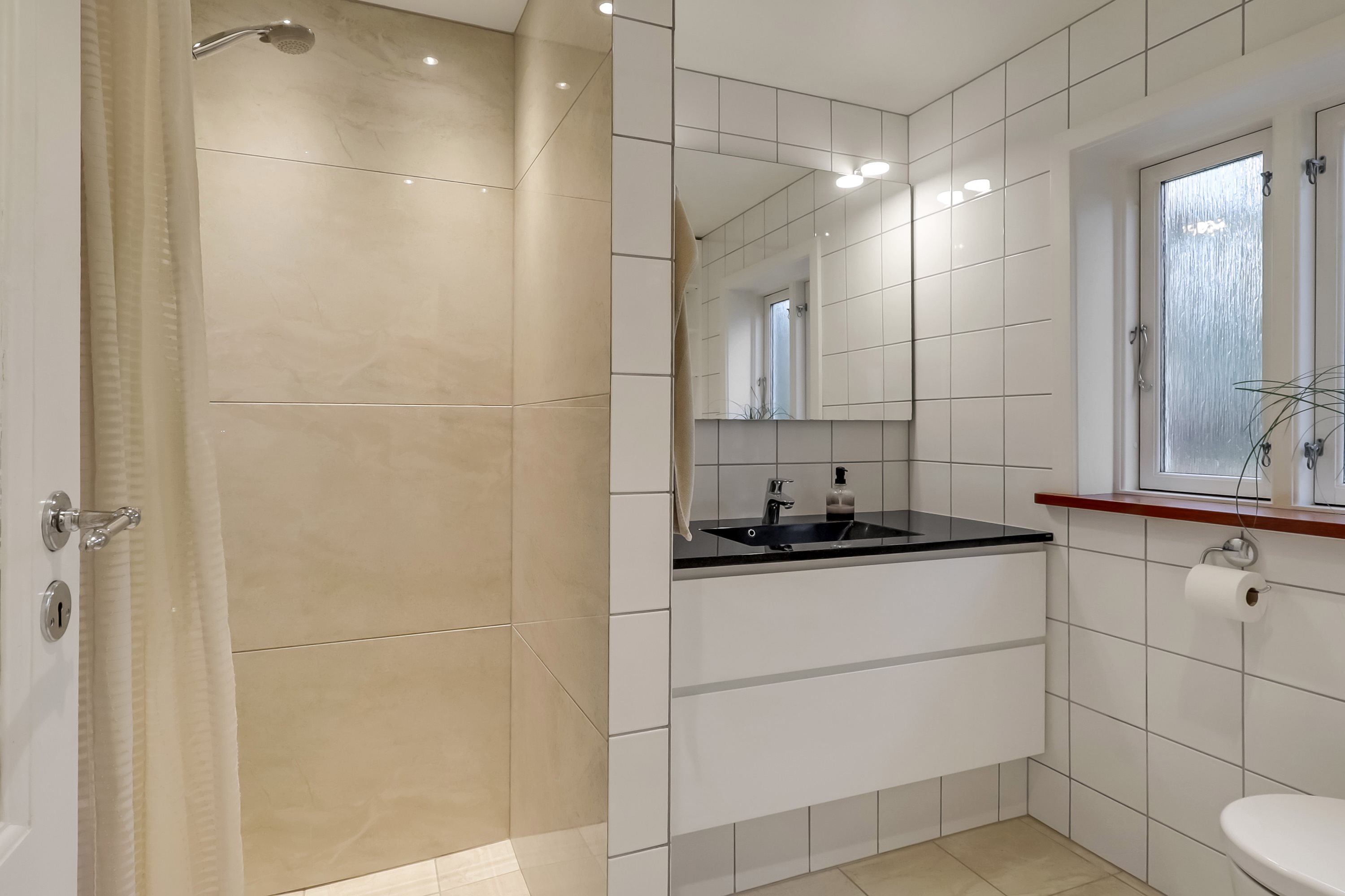 Fremhævet badeværelse billede i fuldskærmstilstand. Billede af Gammel Skårupvænge 23, 5700 Svendborg