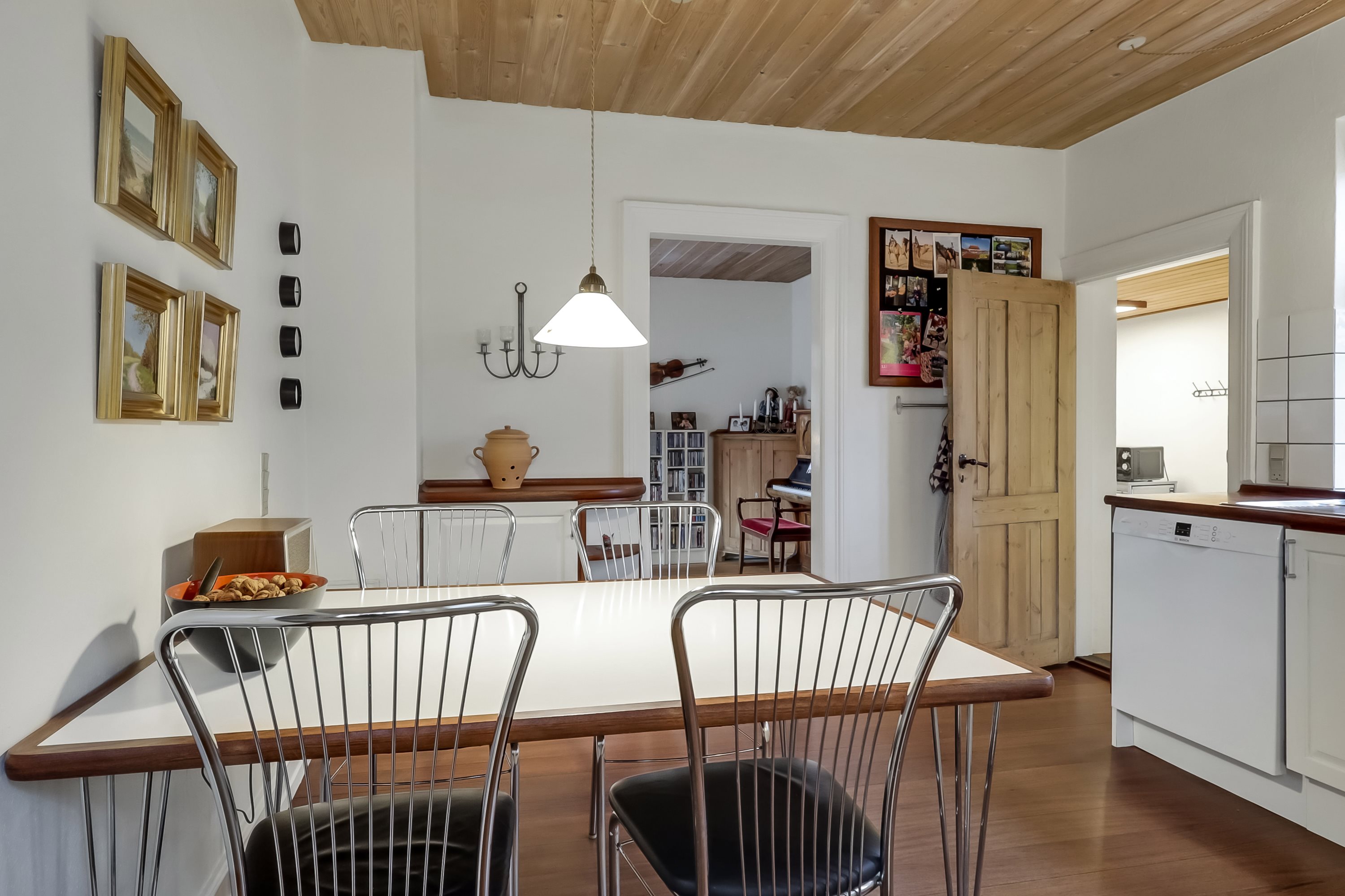 Fremhævet stue billede i fuldskærmstilstand. Billede af Gammel Skårupvænge 23, 5700 Svendborg