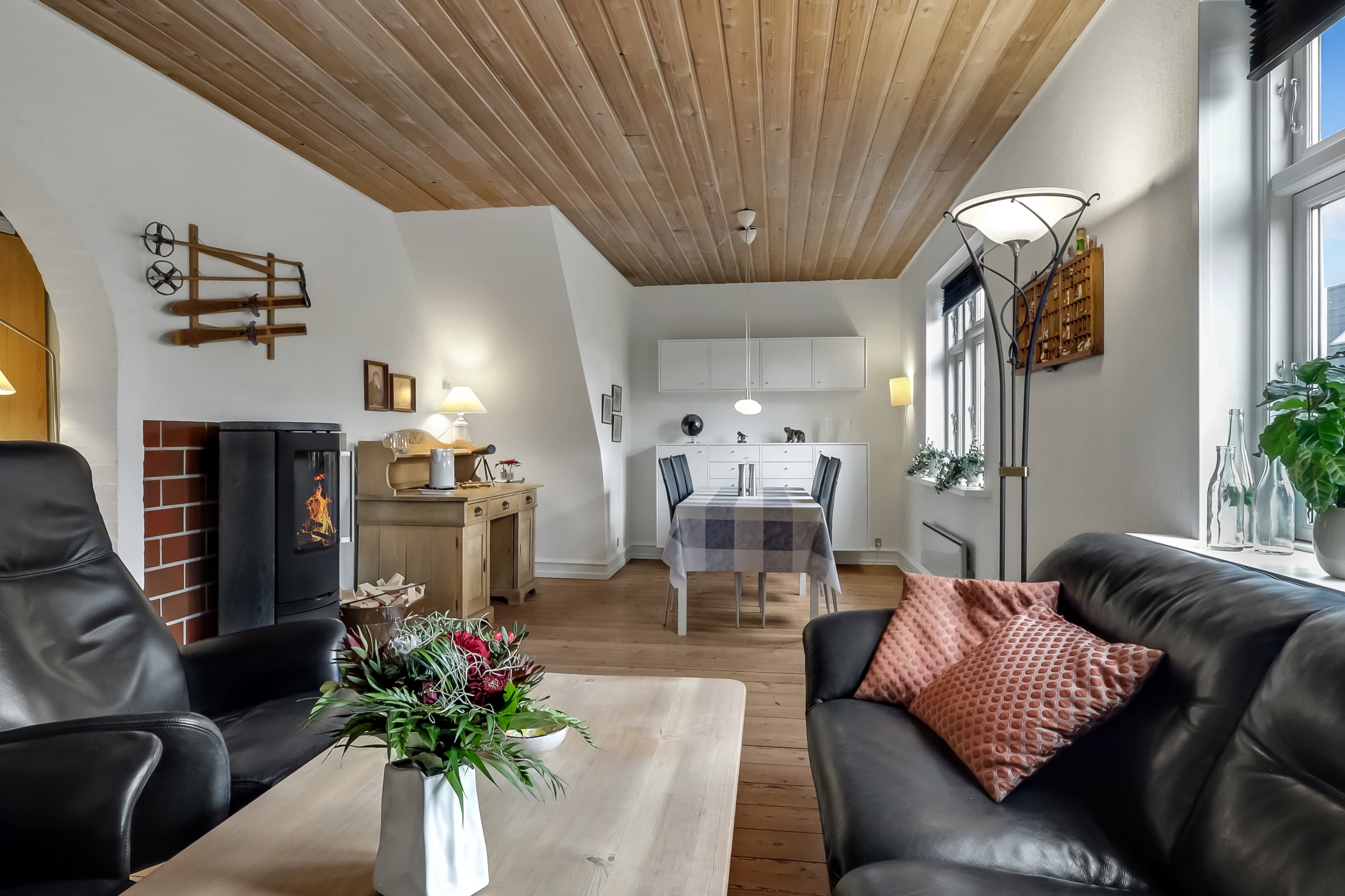 Fremhævet stue billede i fuldskærmstilstand. Billede af Gammel Skårupvænge 23, 5700 Svendborg