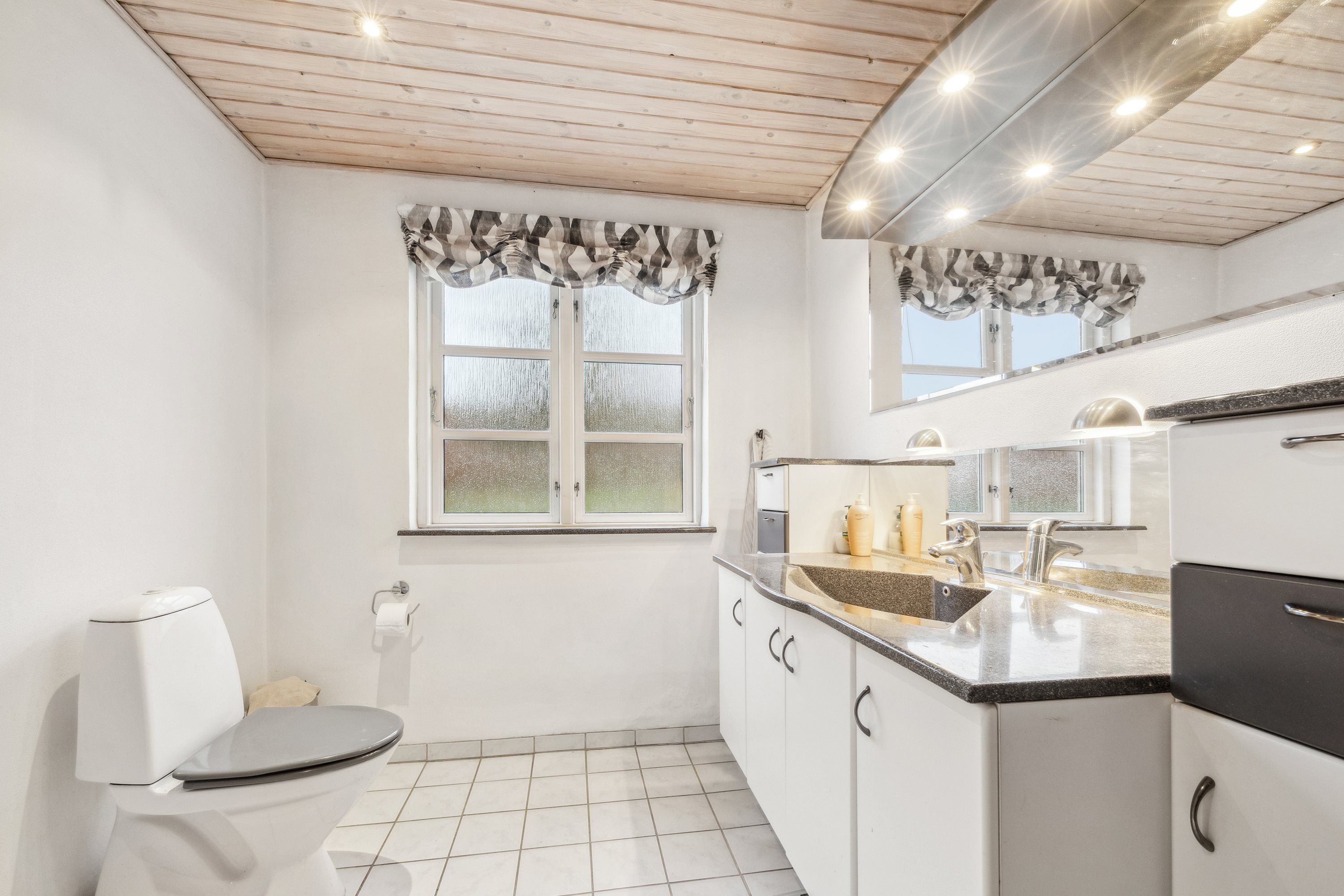 Fremhævet badeværelse billede i fuldskærmstilstand. Billede af Topperne 7, Tjørnelunde, 4270 Høng