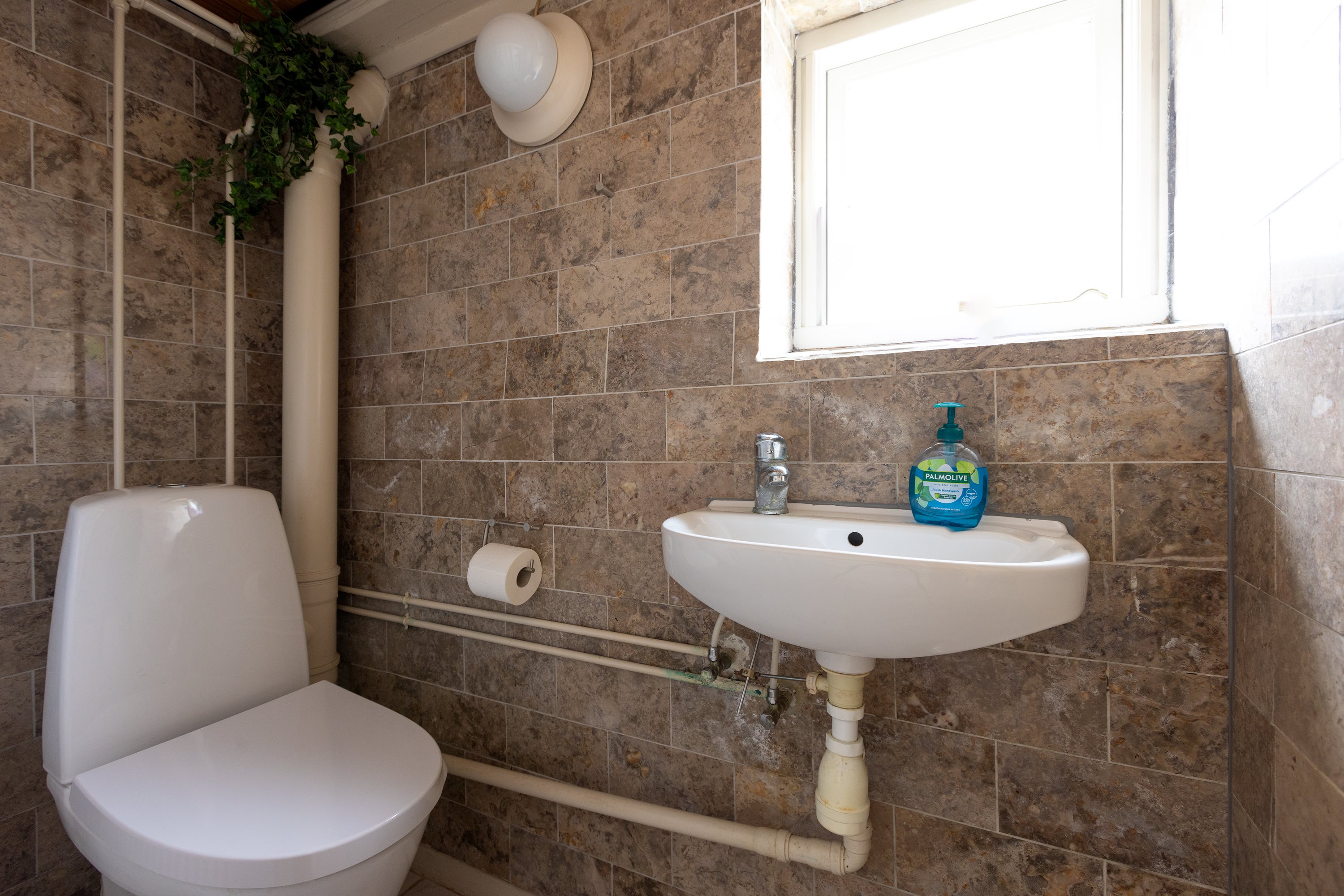 Fremhævet toilet billede i fuldskærmstilstand. Billede af Kæhlersvej 17, 4220 Korsør