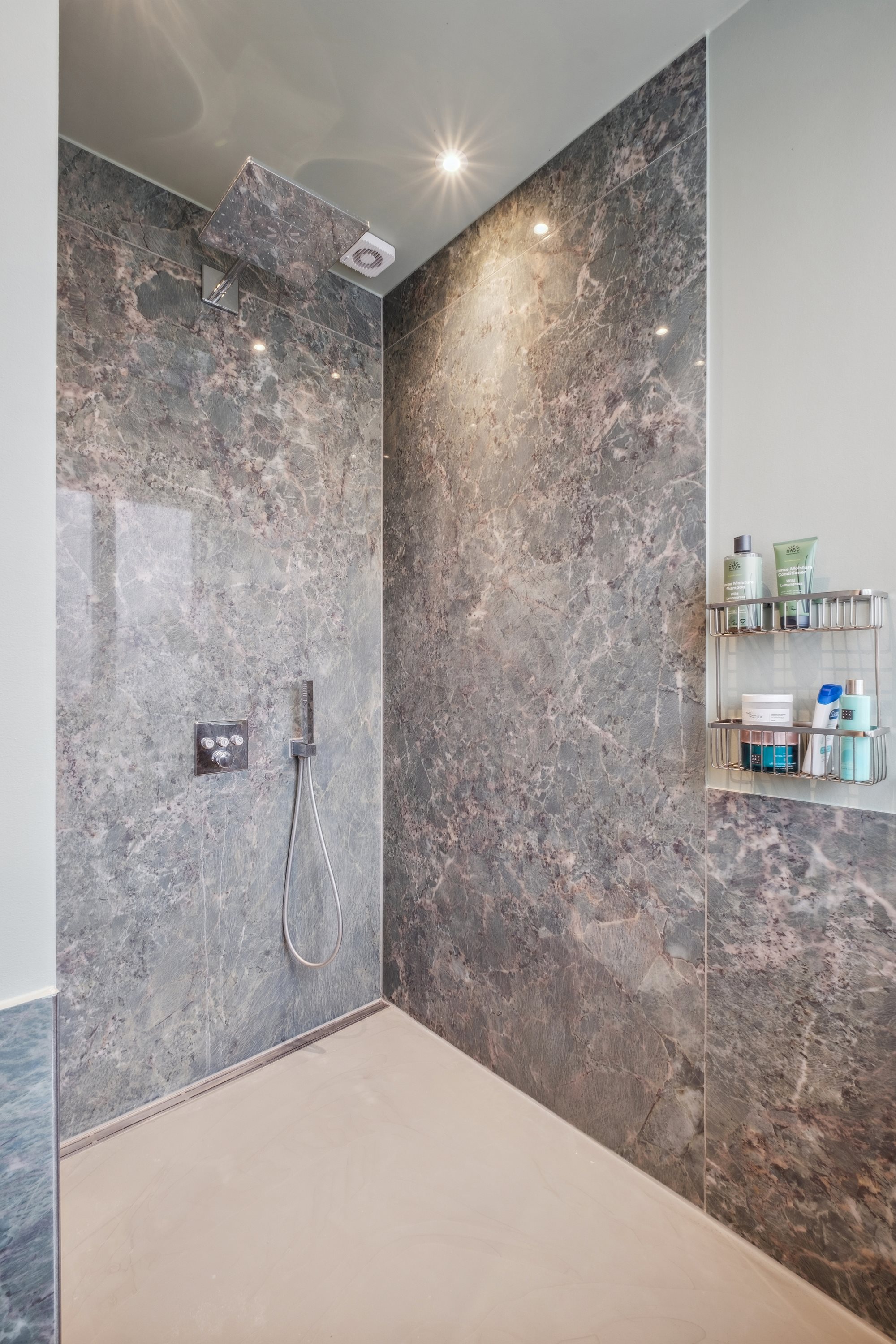 Fremhævet badeværelse billede i fuldskærmstilstand. Billede af Carl Johans Gade 4, Østbyen, 8700 Horsens