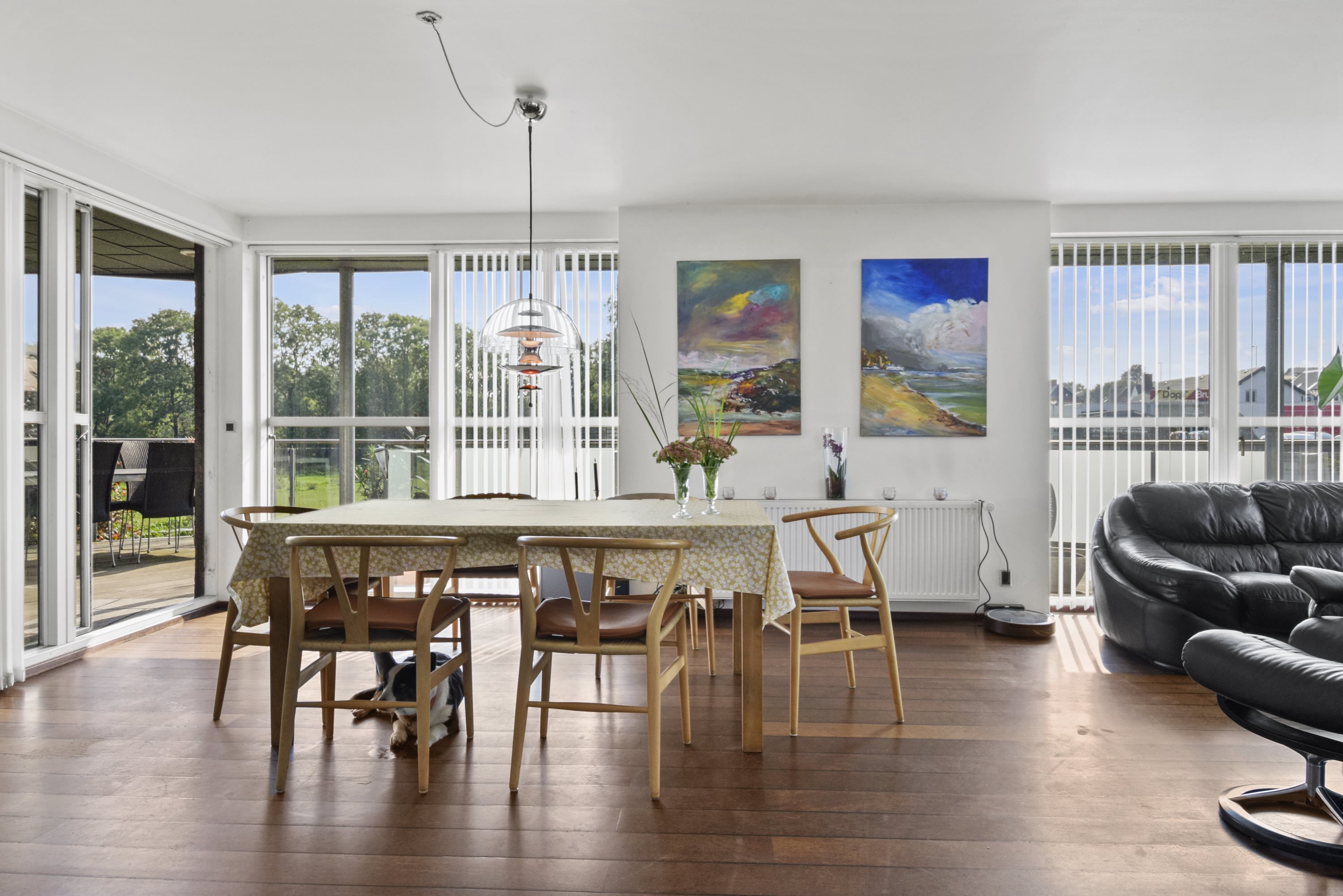 Fremhævet stue billede i fuldskærmstilstand. Billede af Horsensvej 93 + 93B, Tebstrup, 8660 Skanderborg