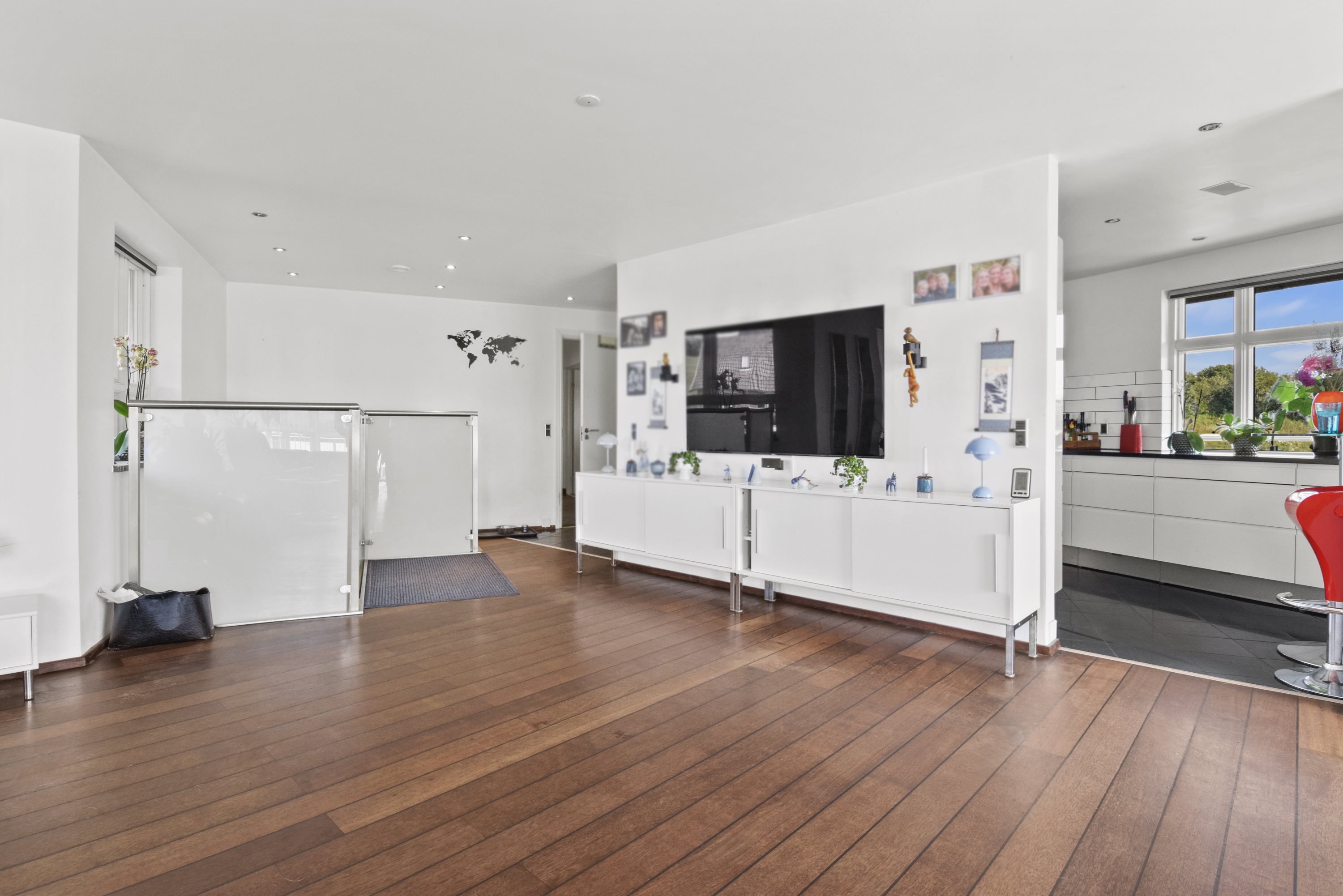 Fremhævet stue billede i fuldskærmstilstand. Billede af Horsensvej 93 + 93B, Tebstrup, 8660 Skanderborg