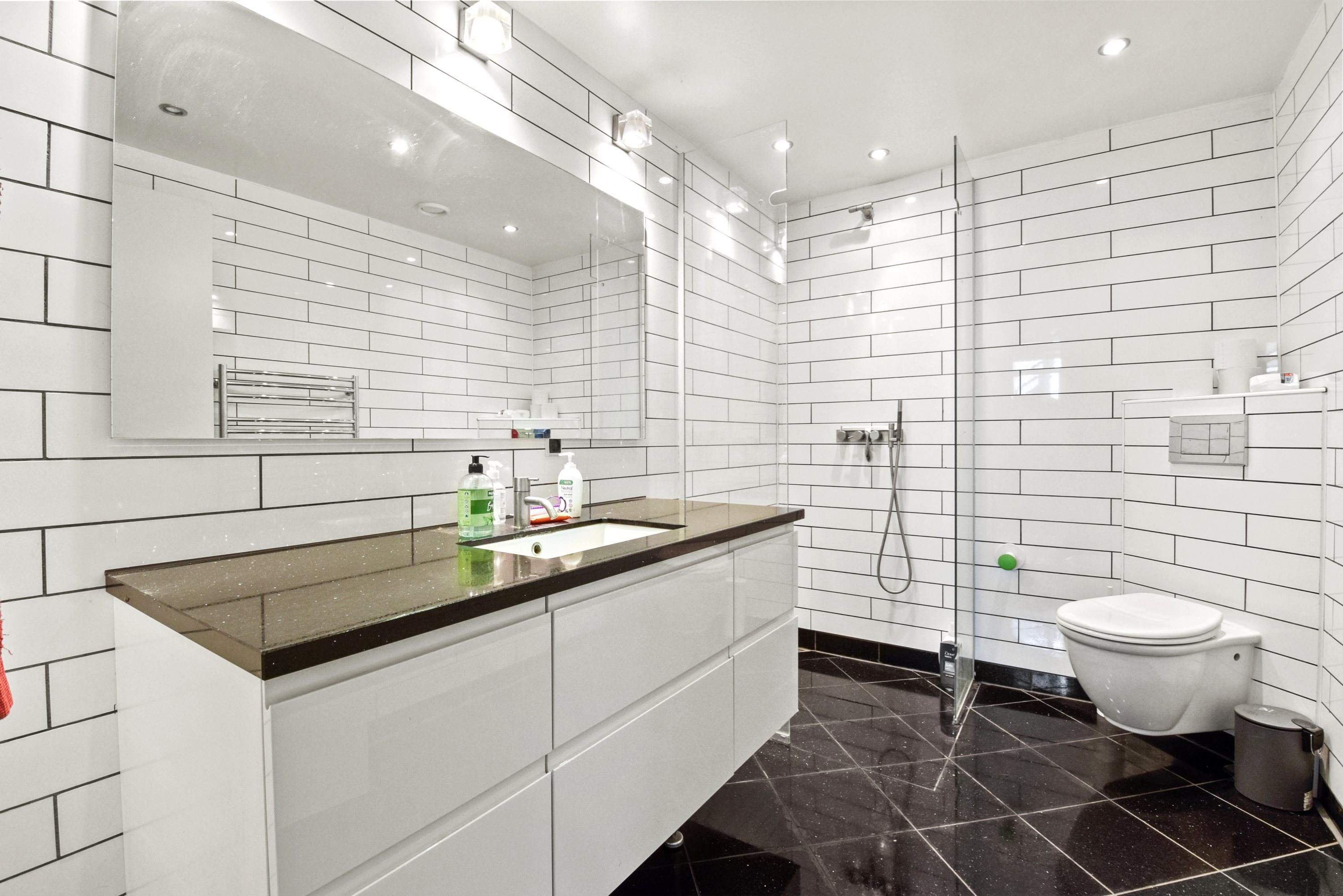 Fremhævet badeværelse billede i fuldskærmstilstand. Billede af Horsensvej 93 + 93B, Tebstrup, 8660 Skanderborg