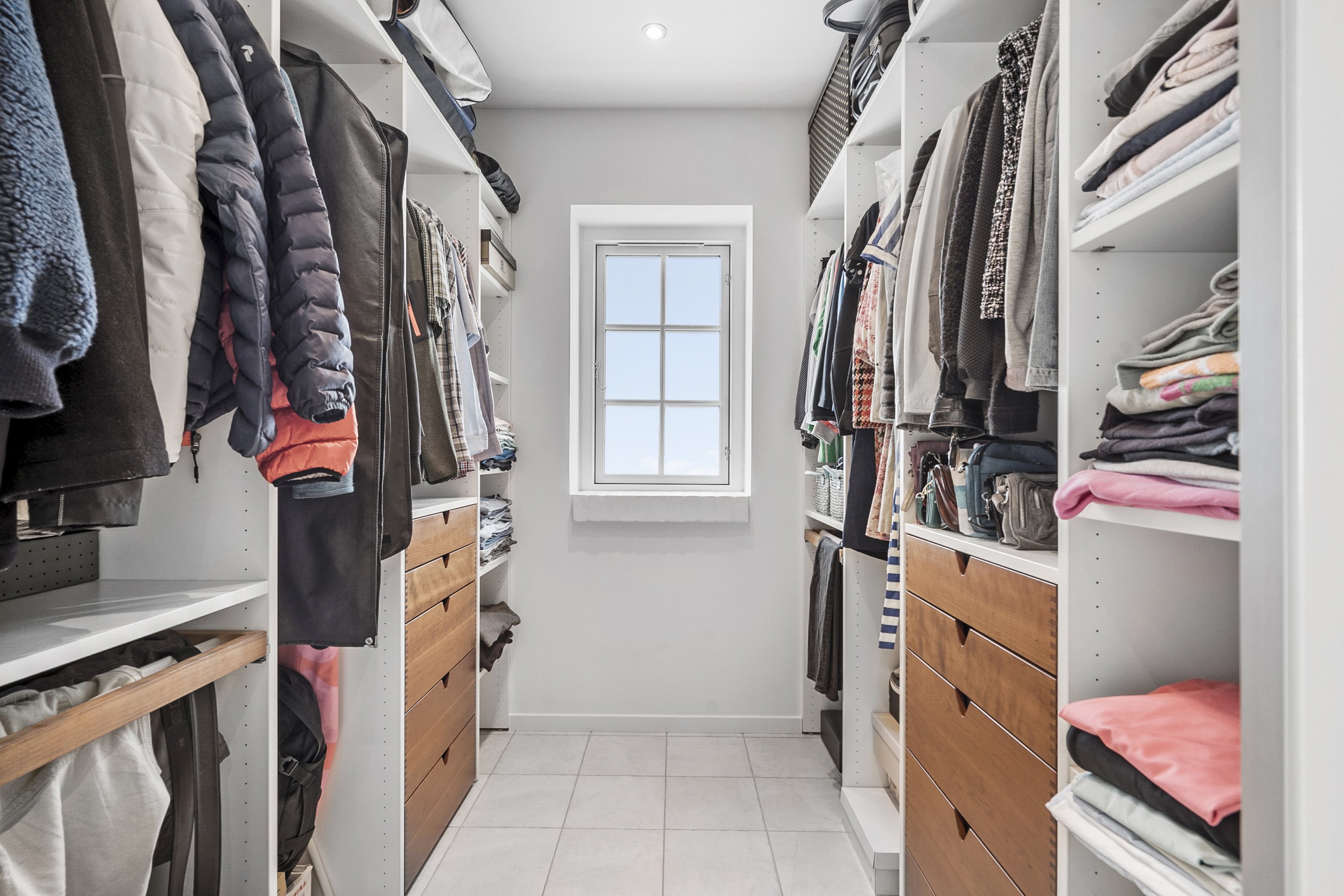 Fremhævet walkin closet billede i fuldskærmstilstand. Billede af Louisehaven 5, 4681 Herfølge