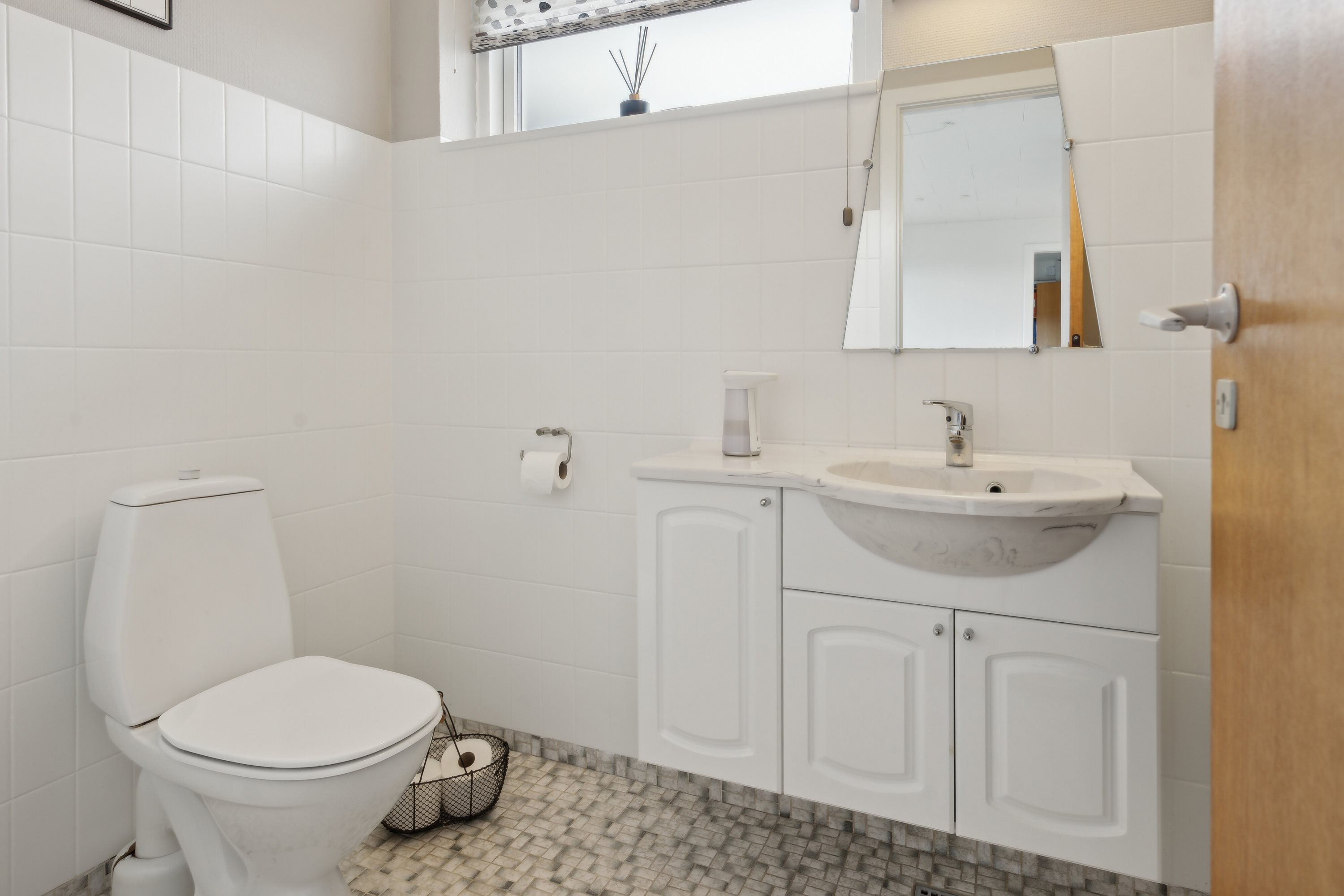 Fremhævet toilet billede i fuldskærmstilstand. Billede af Aftensang 14, 6040 Egtved