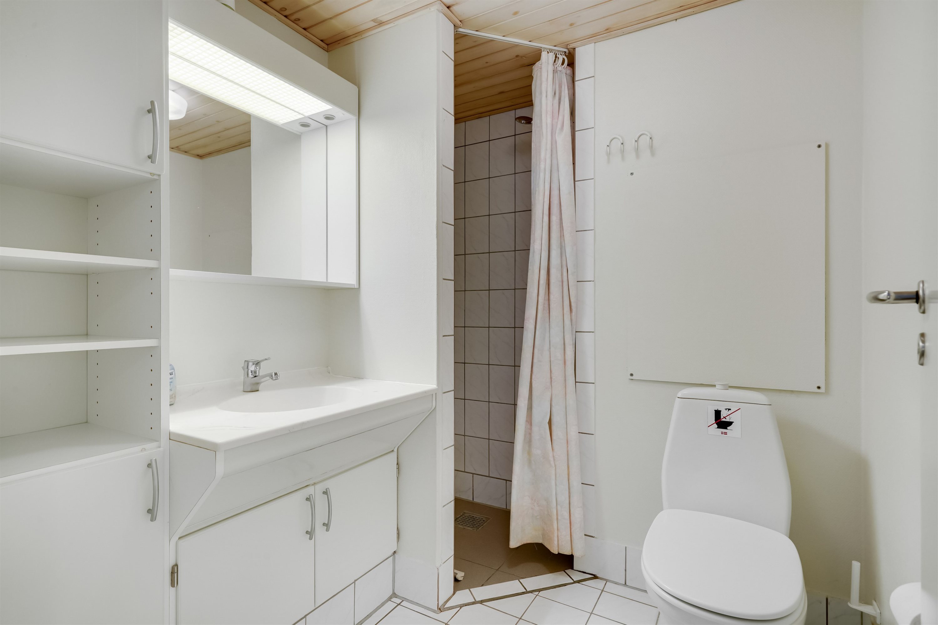 Fremhævet badeværelse billede i fuldskærmstilstand. Billede af Golfvejen 2A, st.. 218., Fanø Bad, 6720 Fanø