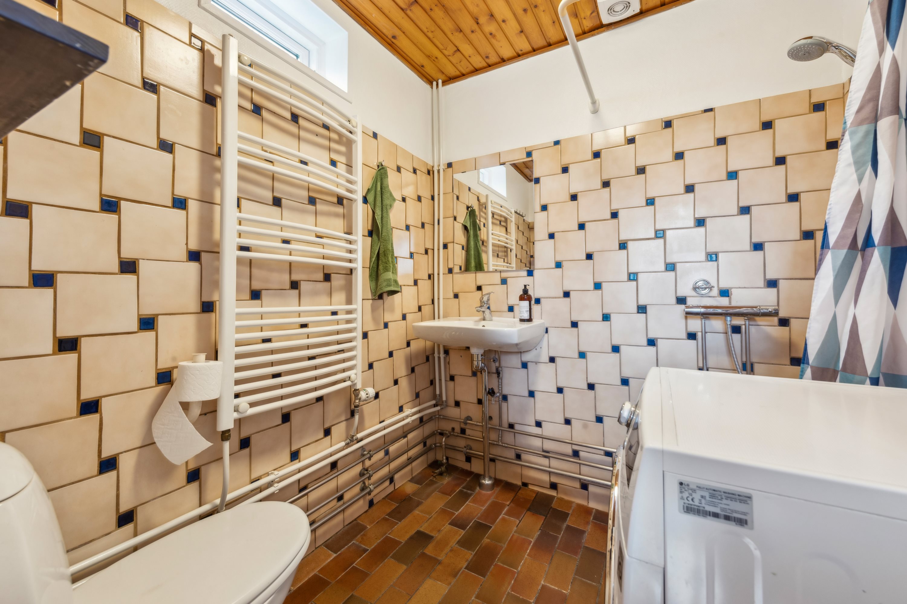 Fremhævet badeværelse billede i fuldskærmstilstand. Billede af Hf. Rosenvang 18, 2700 Brønshøj