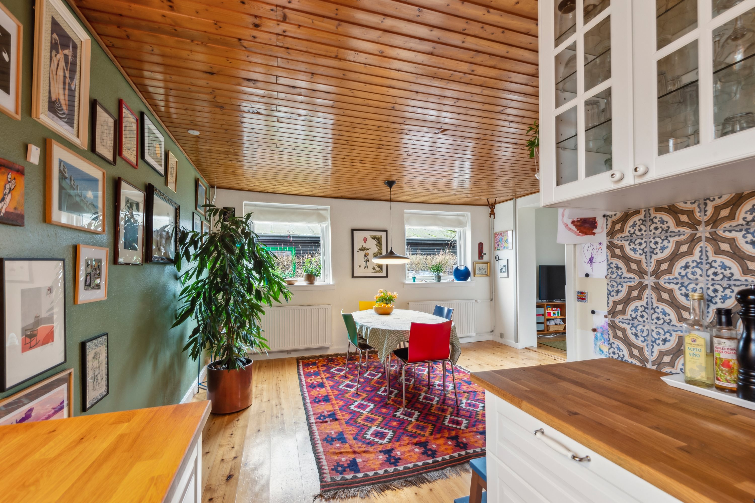 Fremhævet stue billede i fuldskærmstilstand. Billede af Hf. Rosenvang 18, 2700 Brønshøj