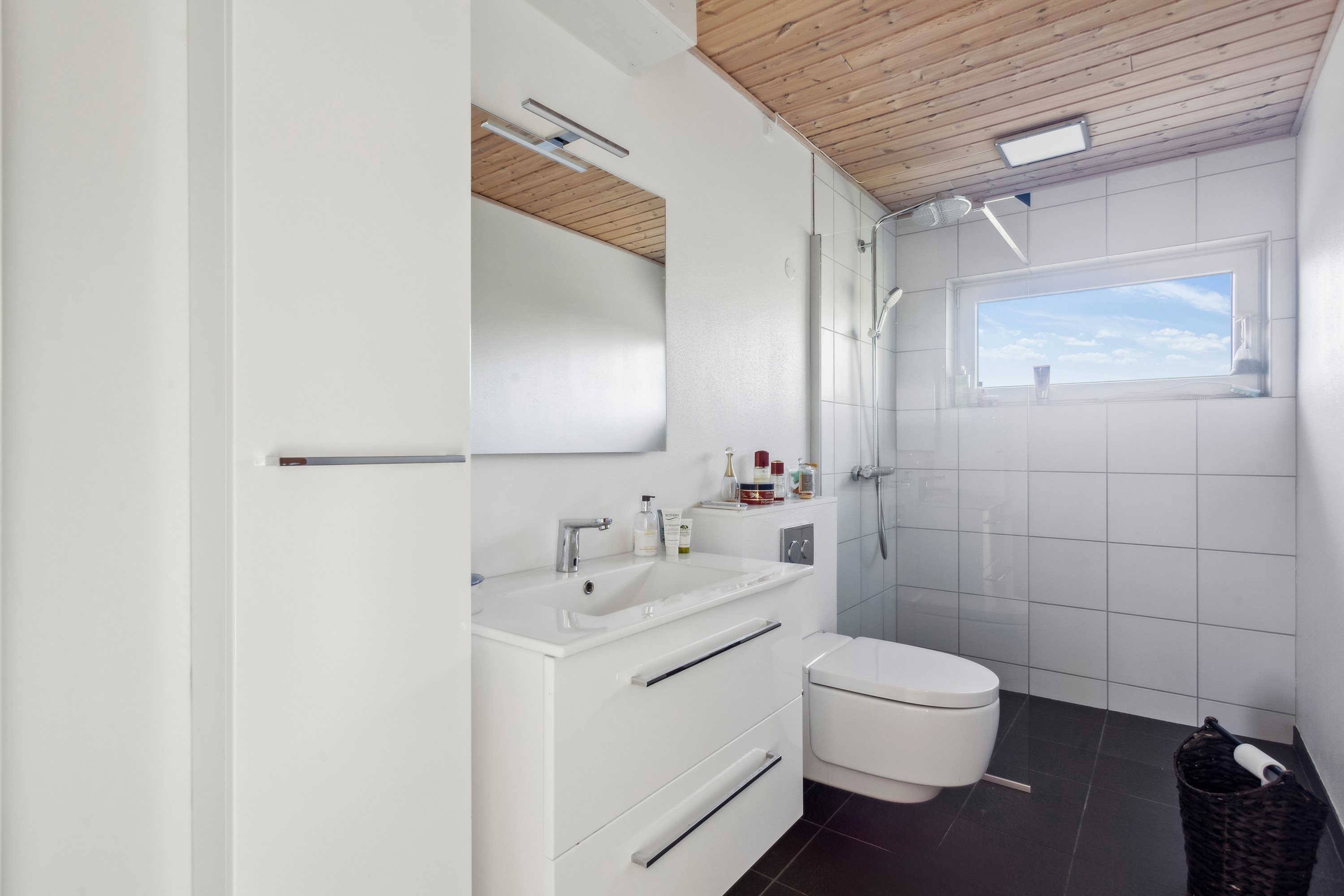 Fremhævet badeværelse billede i fuldskærmstilstand. Billede af Rylevej 1, Østerby Havn, 9940 Læsø