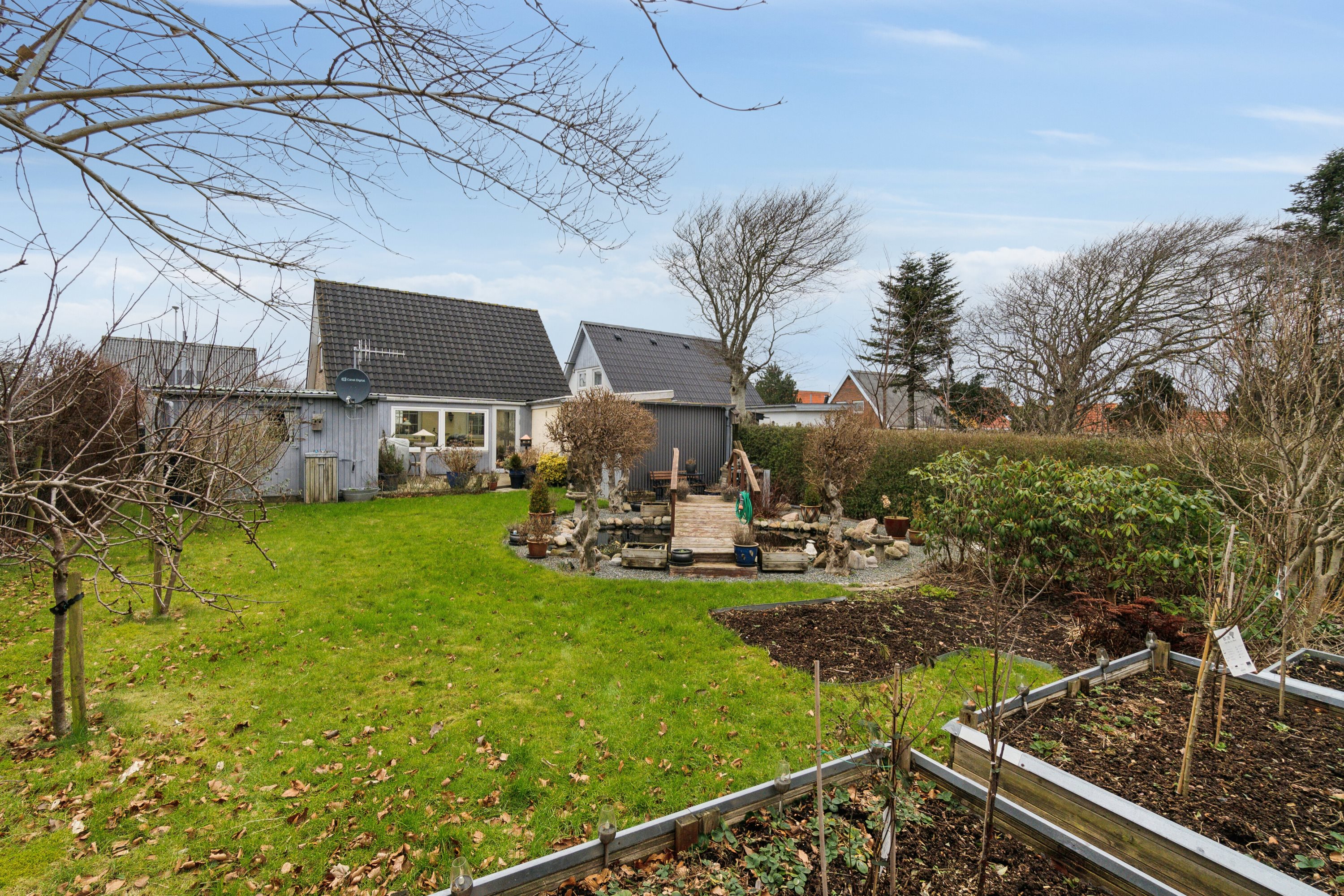 Fremhævet set fra haven billede i fuldskærmstilstand. Billede af Hovedgaden 111, 7752 Snedsted