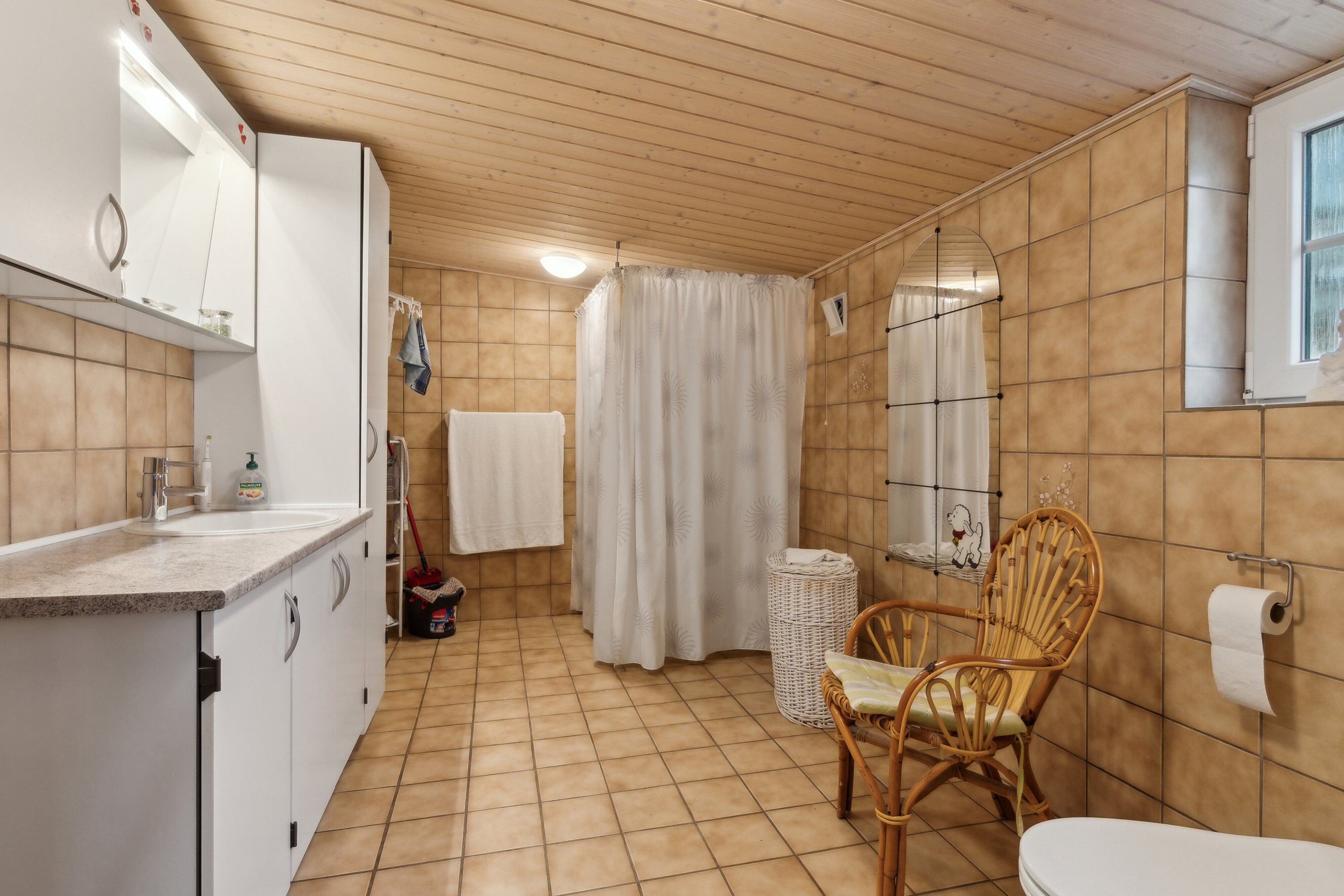 Fremhævet badeværelse billede i fuldskærmstilstand. Billede af Hovedgaden 111, 7752 Snedsted