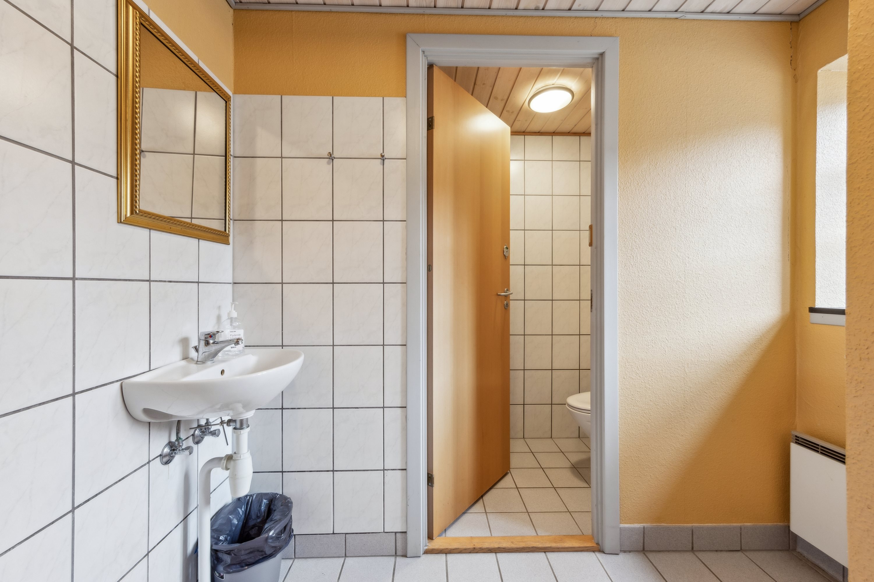 Fremhævet badeværelse billede i fuldskærmstilstand. Billede af Slagelsevej 50, 4270 Høng